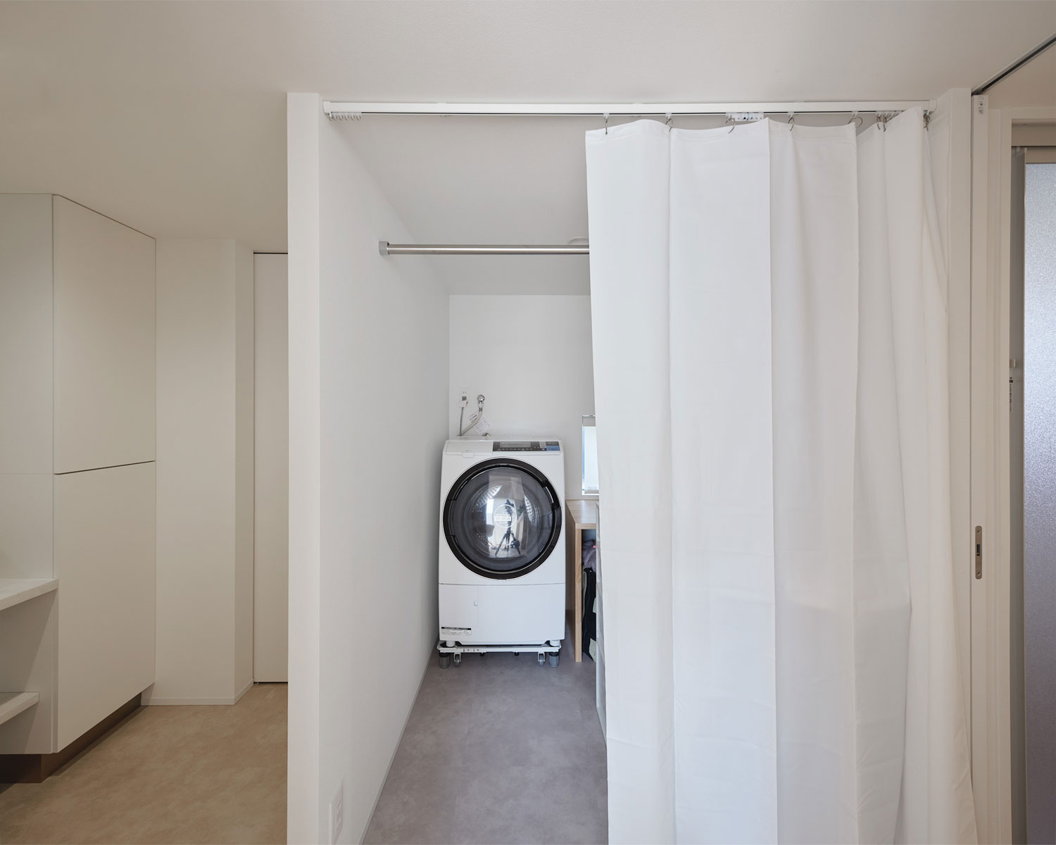 カーテンで仕切られ、白で統一されたランドリールーム・フリーダムアーキテクツの事例 注文住宅・デザイン住宅建築実例_『CASE702 yacht』_浴室・洗面所
