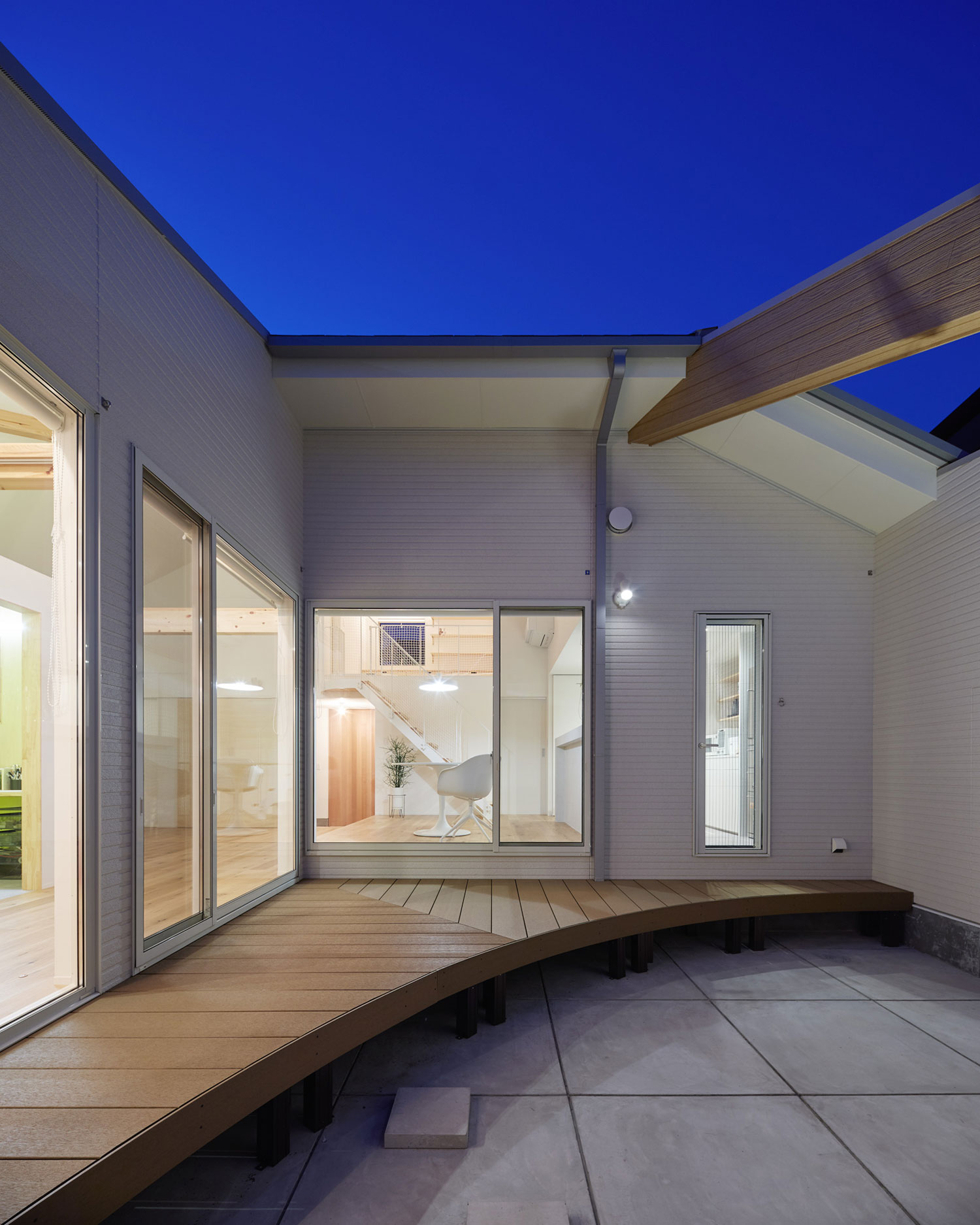 室内の様子が見えるウッドデッキの中庭・フリーダムアーキテクツの事例 注文住宅・デザイン住宅建築実例_『CASE702 yacht』_中庭