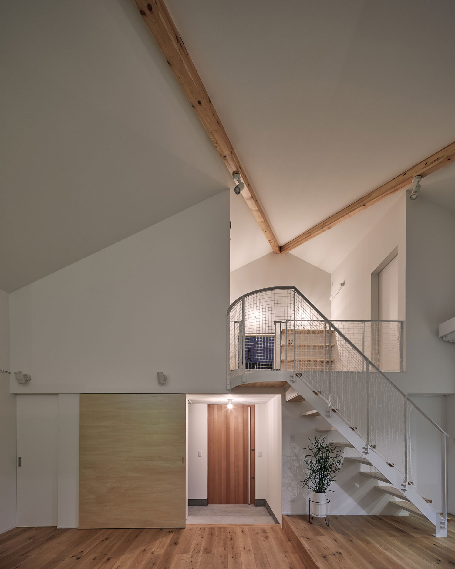 間接照明によって室内が照らされる様子・フリーダムアーキテクツの事例 注文住宅・デザイン住宅建築実例_『CASE702 yacht』_LDK