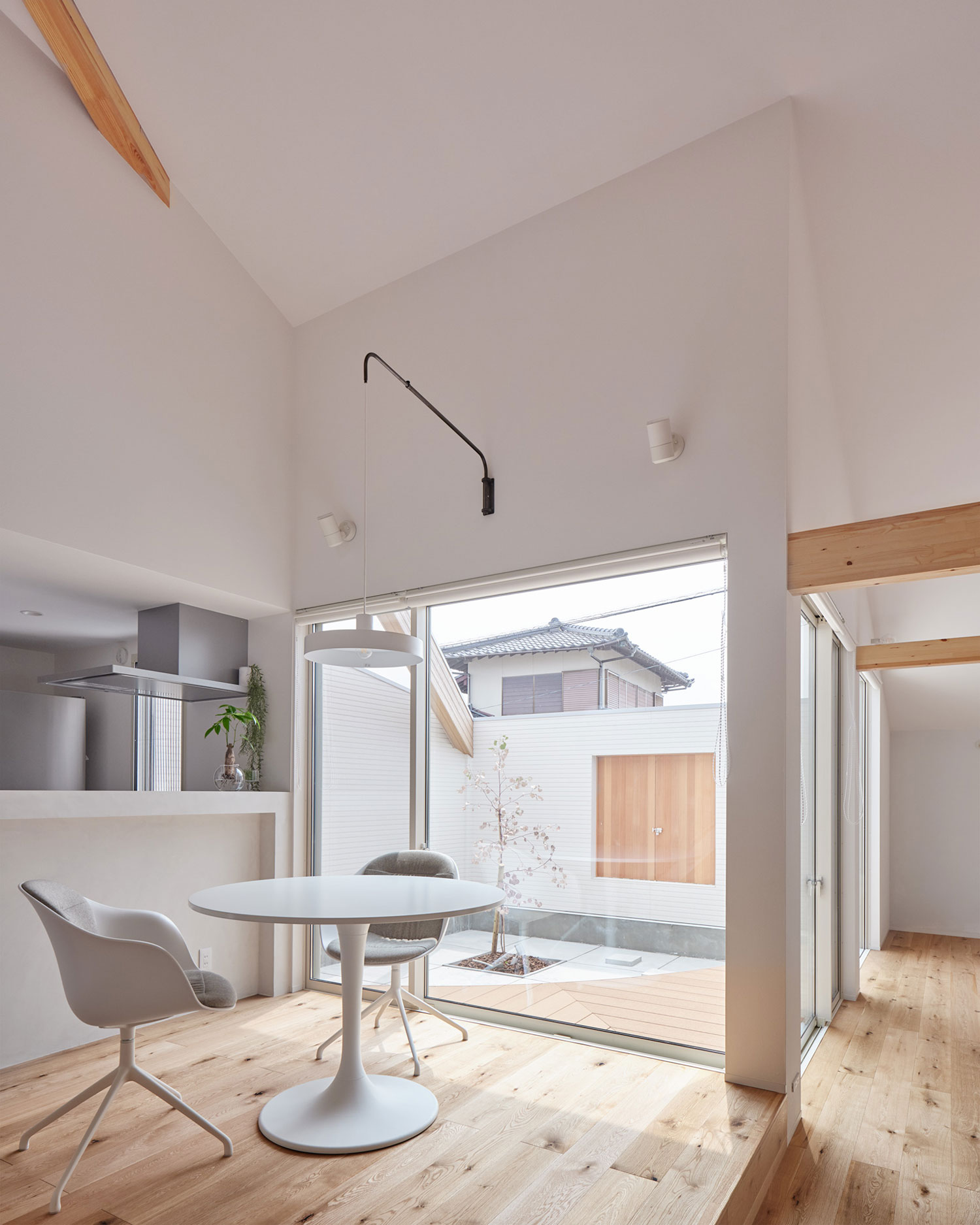 LDKにある大きな窓から中庭へと繋がる様子・フリーダムアーキテクツの事例 注文住宅・デザイン住宅建築実例_『CASE702 yacht』_LDK