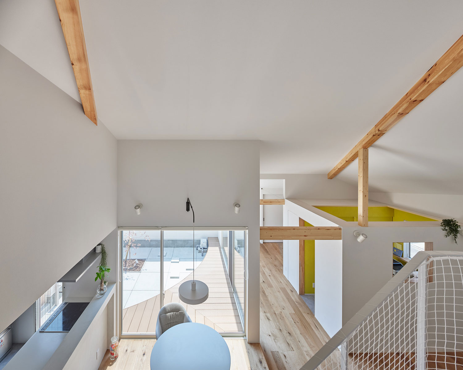 吹き抜けになった二階から一階のLDKを見た様子・フリーダムアーキテクツの事例 注文住宅・デザイン住宅建築実例_『CASE702 yacht』_LDK