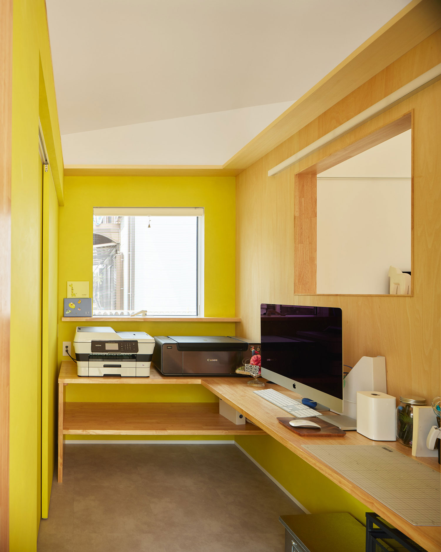 黄色のアクセントクロスが張られた、パソコンやプリンターが置かれた部屋・フリーダムアーキテクツの事例 注文住宅・デザイン住宅建築実例_『CASE702 yacht』_書斎