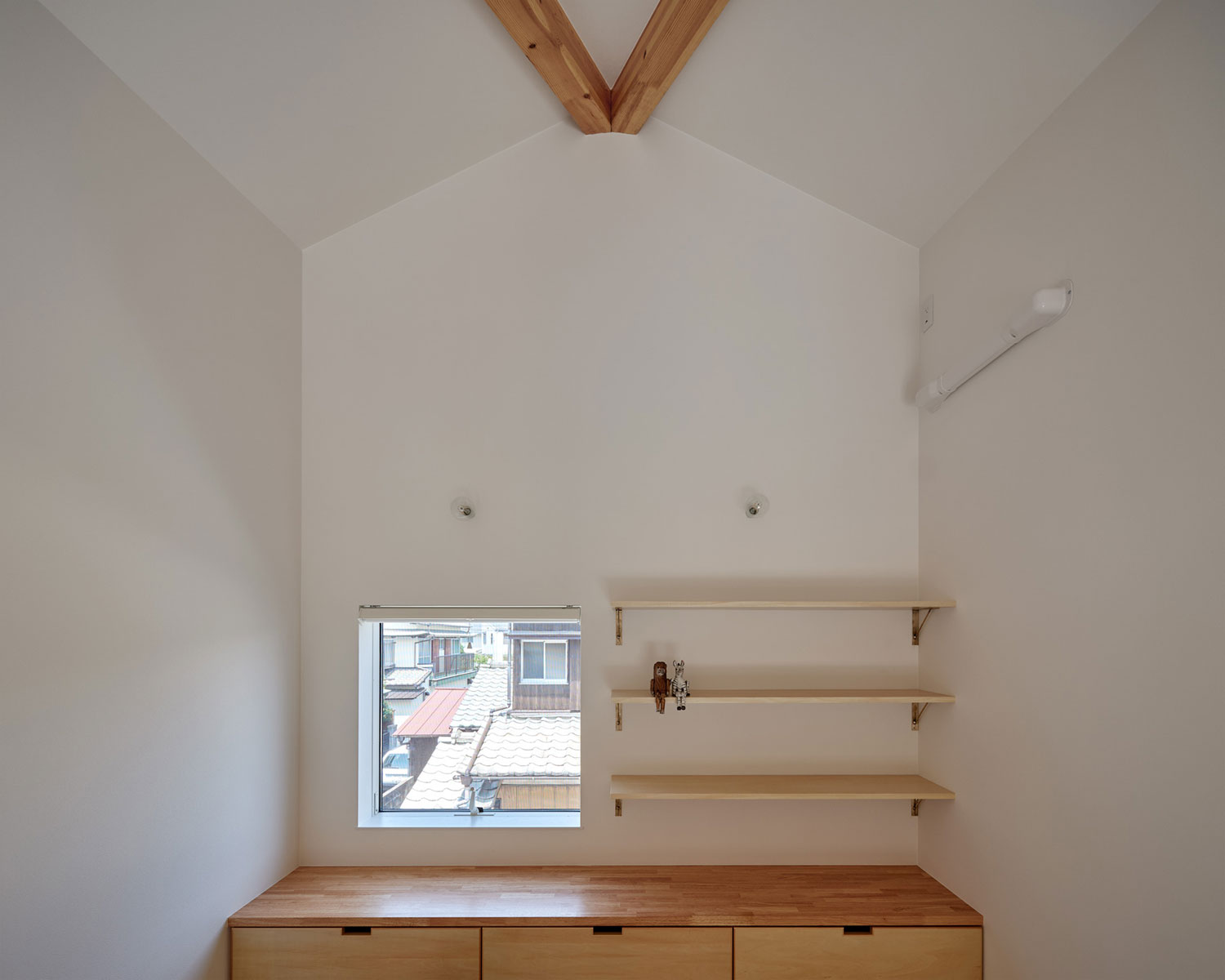 壁付けの棚があり、小窓から外が見える部屋・フリーダムアーキテクツの事例 注文住宅・デザイン住宅建築実例_『CASE702 yacht』_LDK