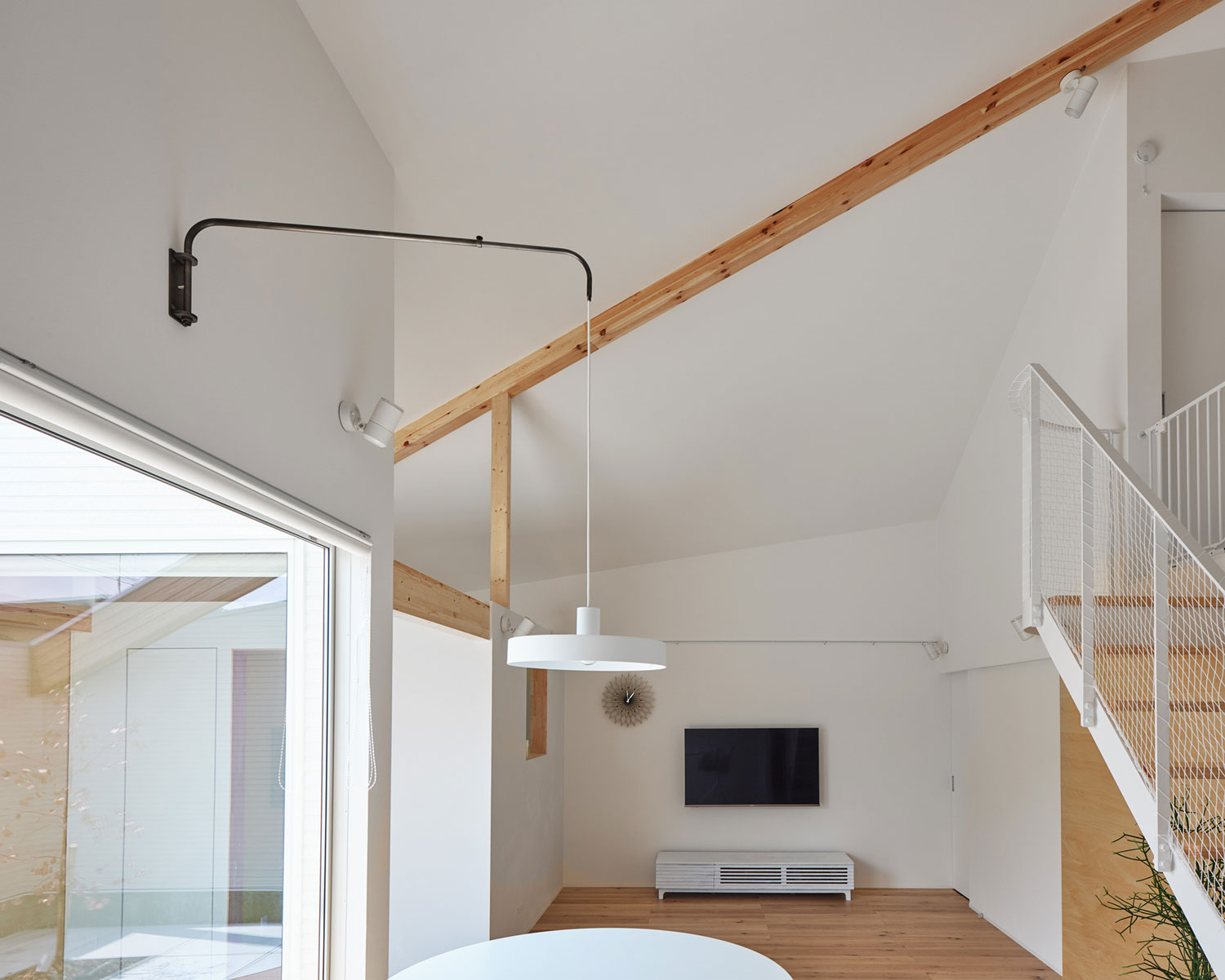 木材の梁や印象的なペンダントライトがアクセントになったLDK・フリーダムアーキテクツの事例 注文住宅・デザイン住宅建築実例_『CASE702 yacht』_LDK