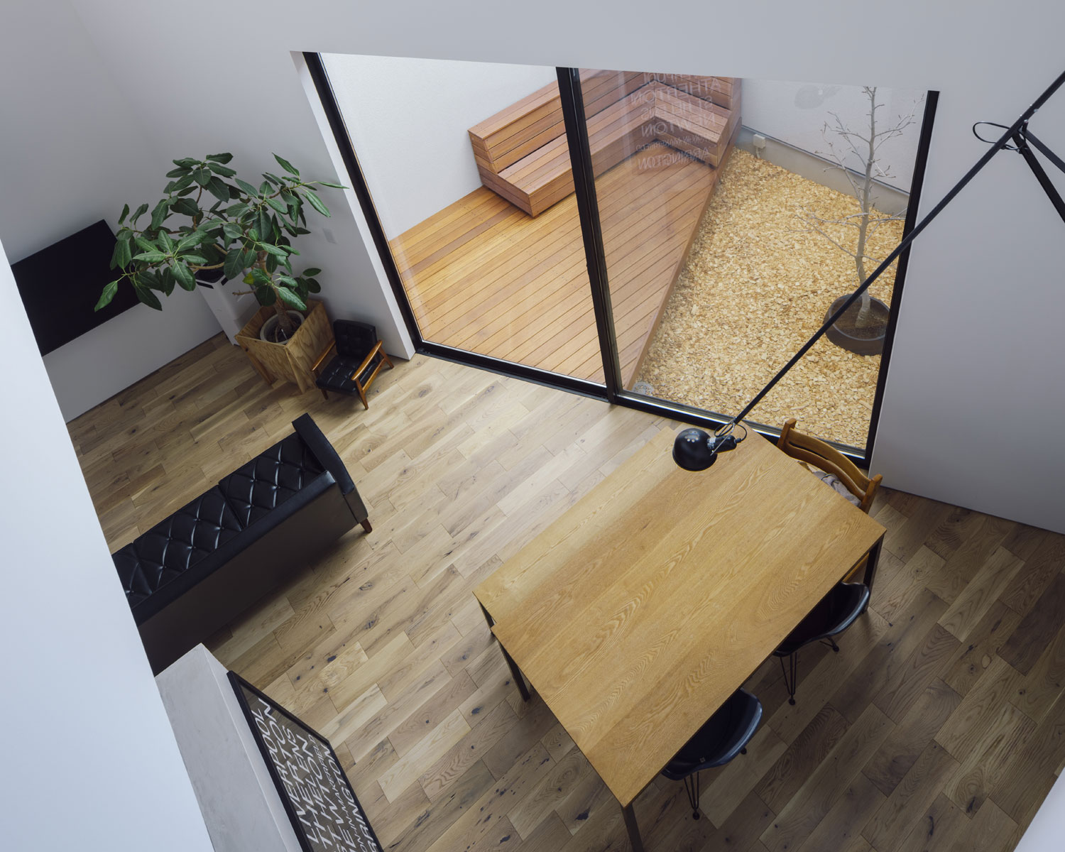 吹き抜けから一階のLDKを見下ろした様子・フリーダムアーキテクツの事例 注文住宅・デザイン住宅建築実例_『CASE703 /』_LDK