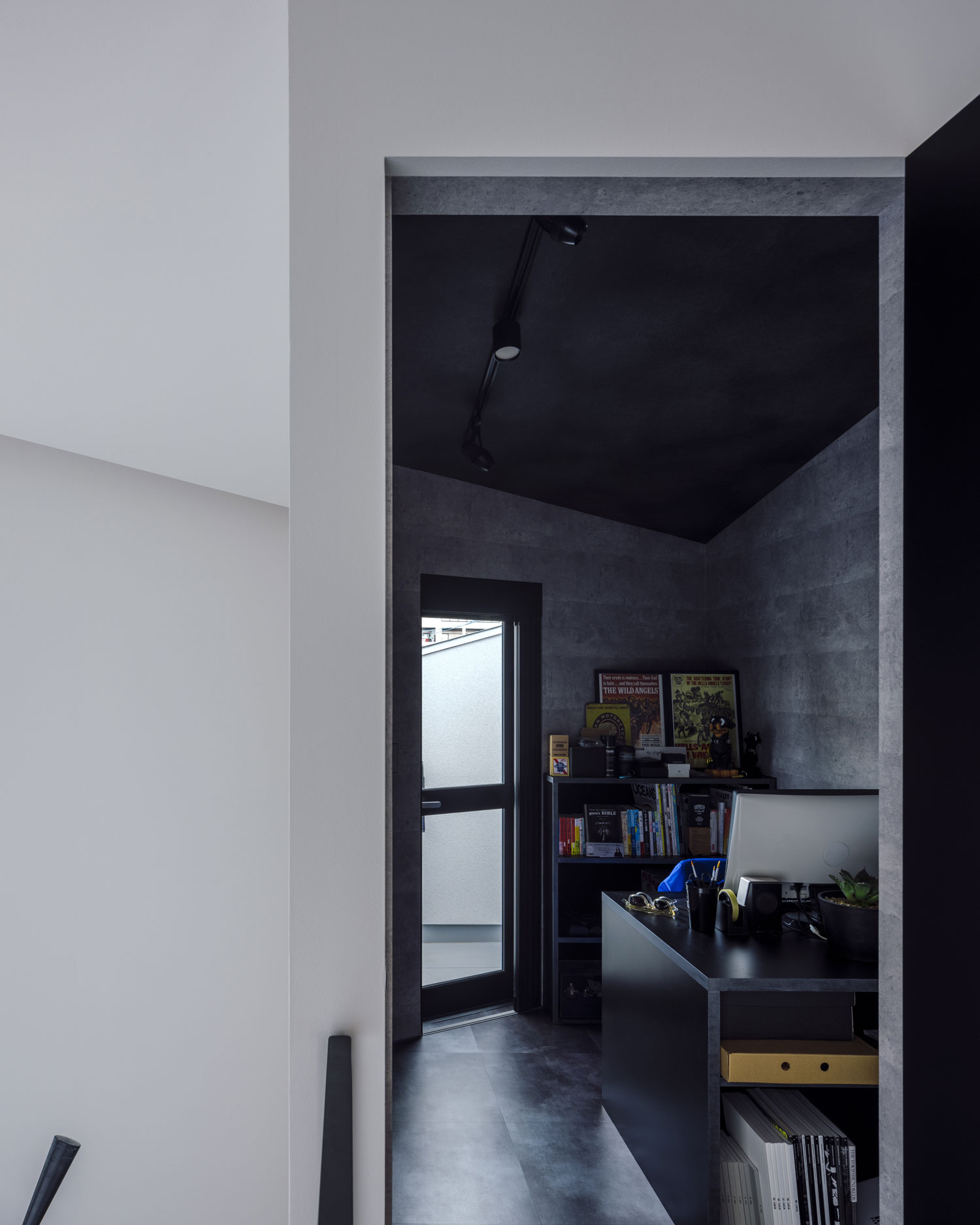 黒やグレーのクロスを張った書斎・フリーダムアーキテクツの事例 注文住宅・デザイン住宅建築実例_『CASE703 /』_書斎