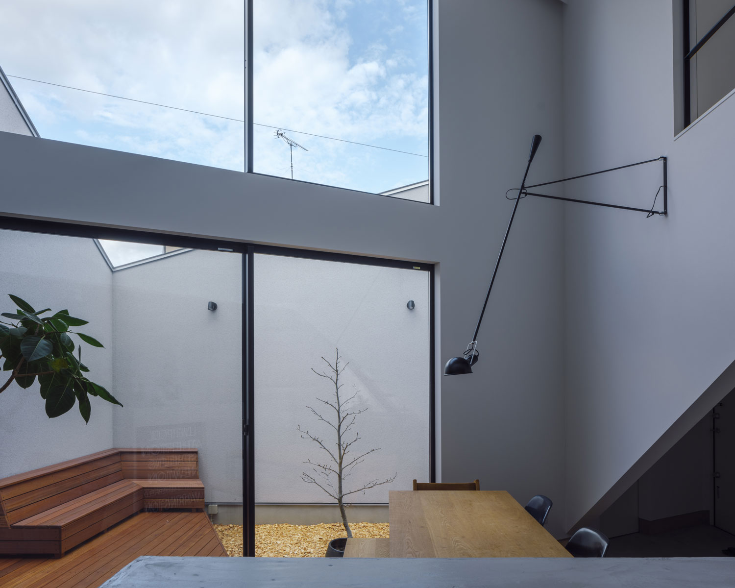 吹き抜け空間に大開口窓があるLDK・フリーダムアーキテクツの事例 注文住宅・デザイン住宅建築実例_『CASE703 /』_LDK