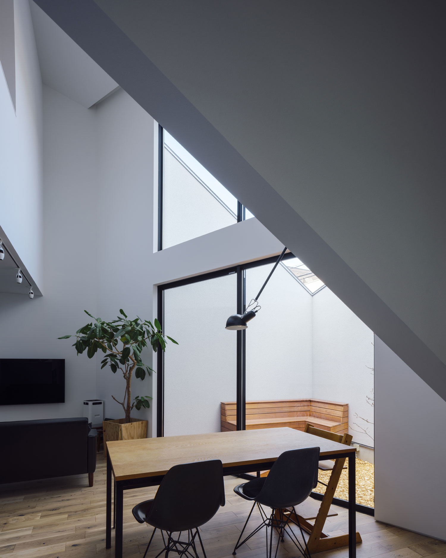 ダイニングテーブルから中庭が見える空間・フリーダムアーキテクツの事例 注文住宅・デザイン住宅建築実例_『CASE703 /』_LDK