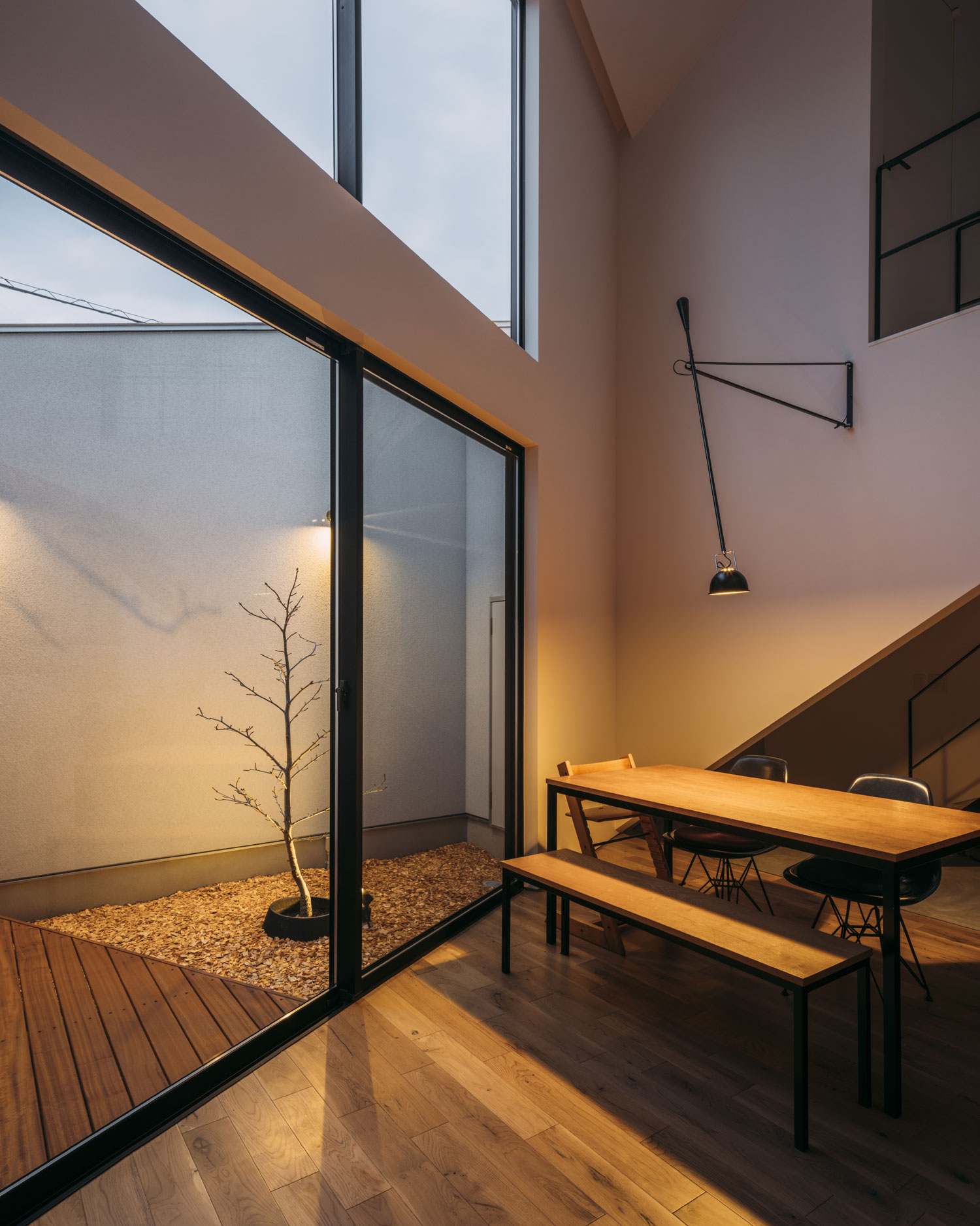 間接照明に照らされた、木材を多用したLDK・フリーダムアーキテクツの事例 注文住宅・デザイン住宅建築実例_『CASE703 /』_LDK