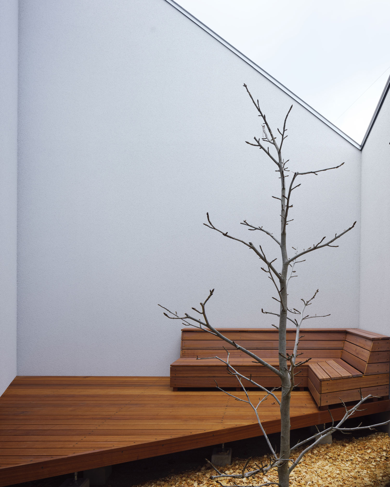 高い壁に囲まれた、ウッドデッキの中庭・フリーダムアーキテクツの事例 注文住宅・デザイン住宅建築実例_『CASE703 /』_中庭