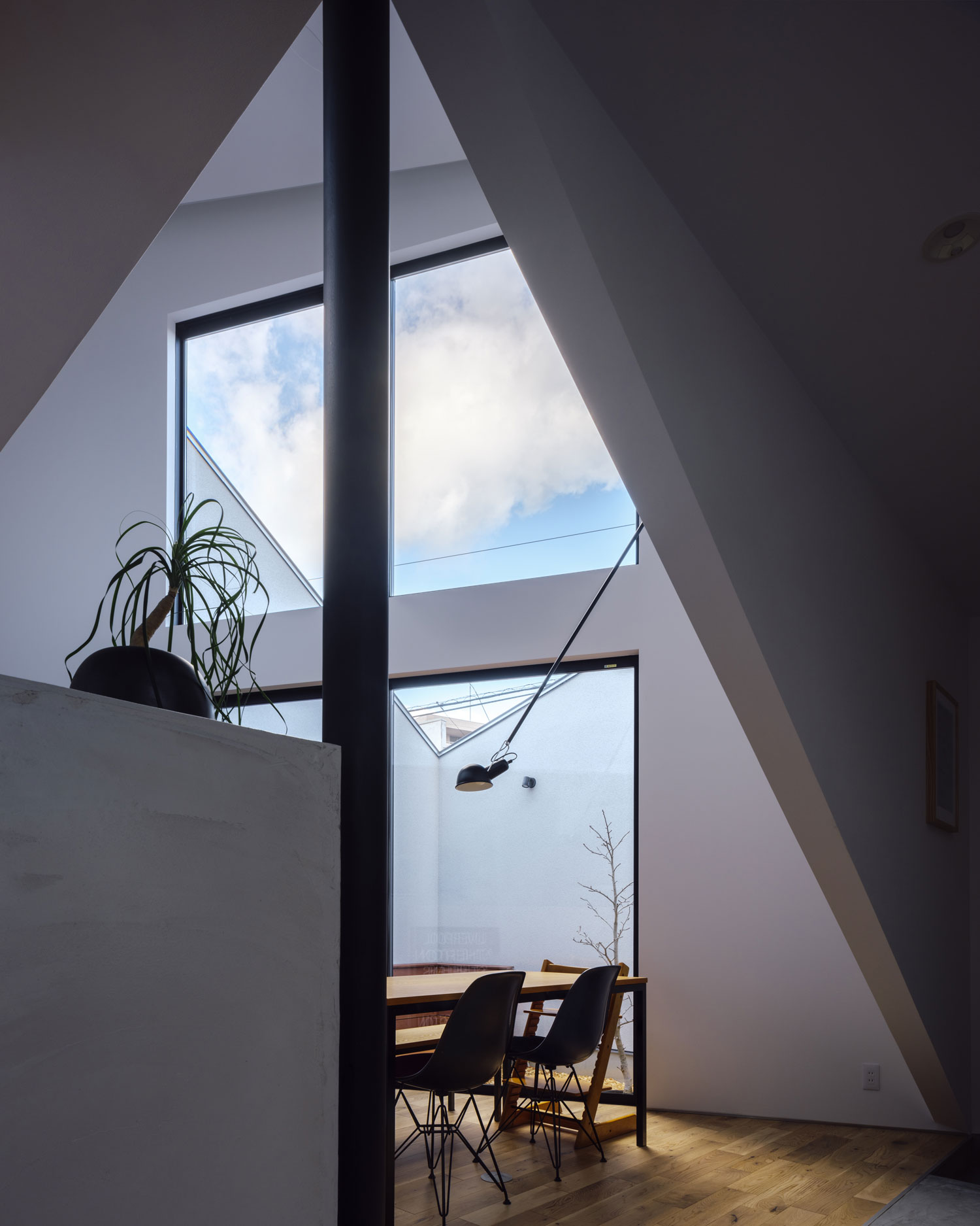 吹き抜け空間にある窓から空が見えるLDK・フリーダムアーキテクツの事例 注文住宅・デザイン住宅建築実例_『CASE703 /』_LDK