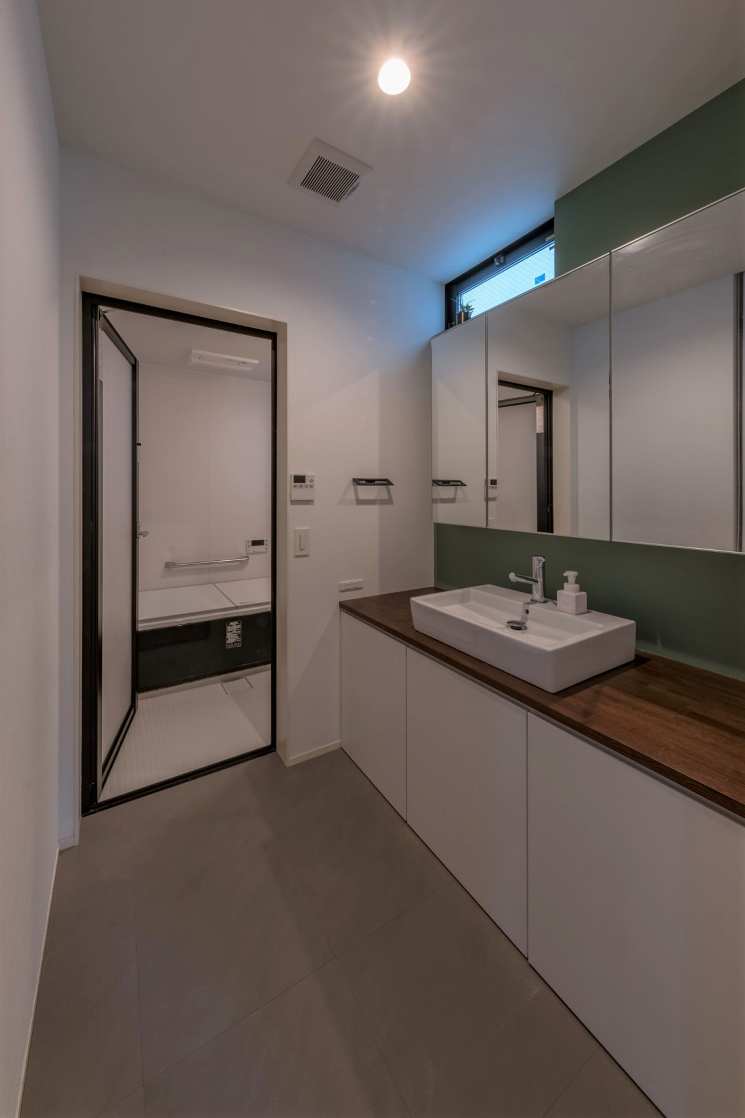 グリーンのアクセントクロスが設けられた洗面所・フリーダムアーキテクツの事例 注文住宅・デザイン住宅建築実例_『CASE705 evergreen』_浴室・洗面所