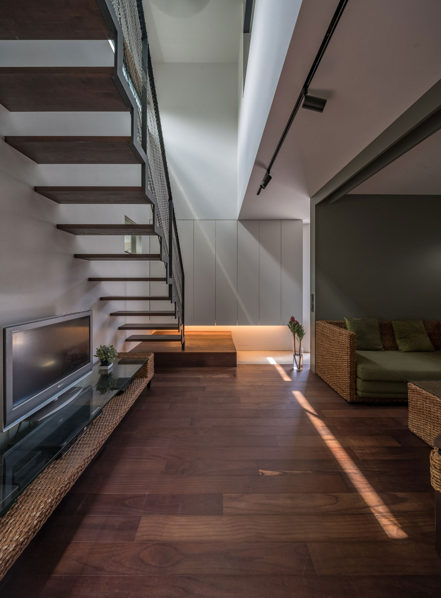 土間の玄関と、フローリングのLDKが繋がっている様子・フリーダムアーキテクツの事例 注文住宅・デザイン住宅建築実例_『CASE705 evergreen』_LDK