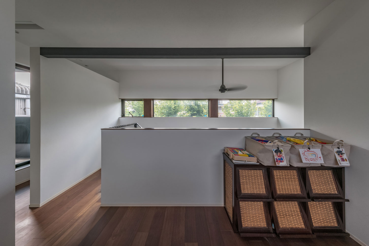 スリット窓から外の木々が見える空間・フリーダムアーキテクツの事例 注文住宅・デザイン住宅建築実例_『CASE705 evergreen』_子供部屋