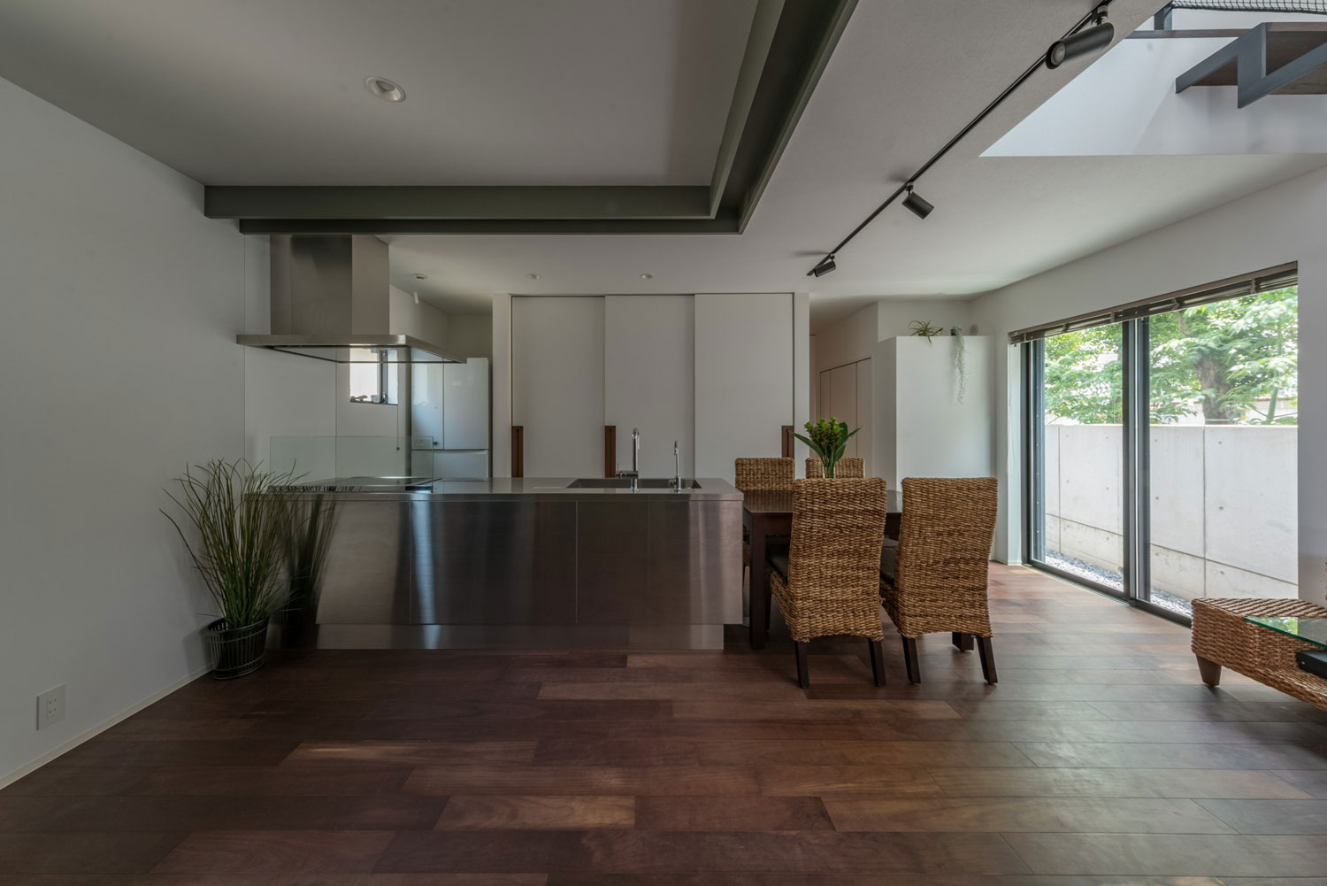 大きな窓から外の景色が楽しめ、室内にも観葉植物が飾られたLDK・フリーダムアーキテクツの事例 注文住宅・デザイン住宅建築実例_『CASE705 evergreen』_LDK