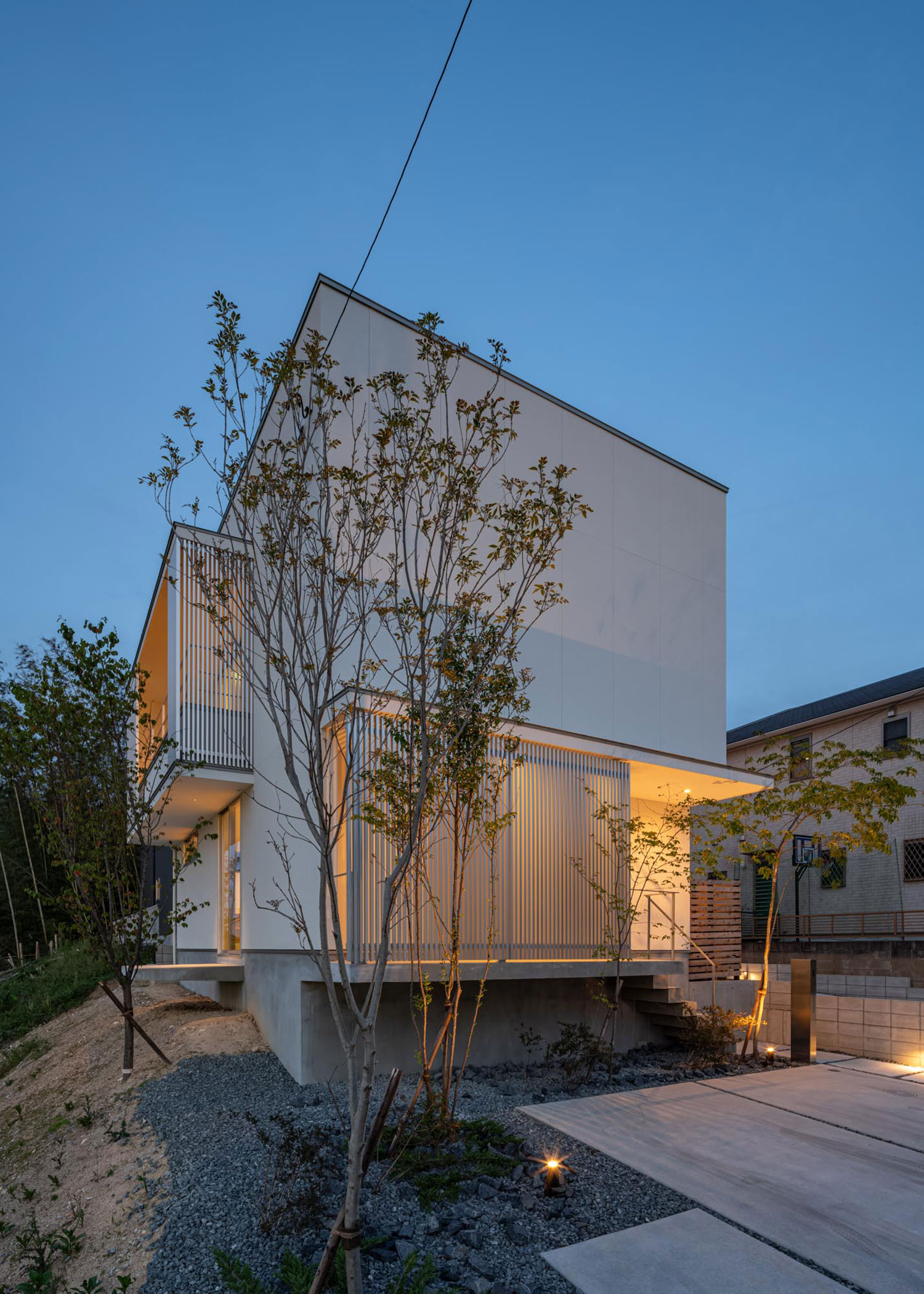 植栽や外観が屋外照明に照らされた住宅・フリーダムアーキテクツの事例 注文住宅・デザイン住宅建築実例_『CASE704 with a view』_外観