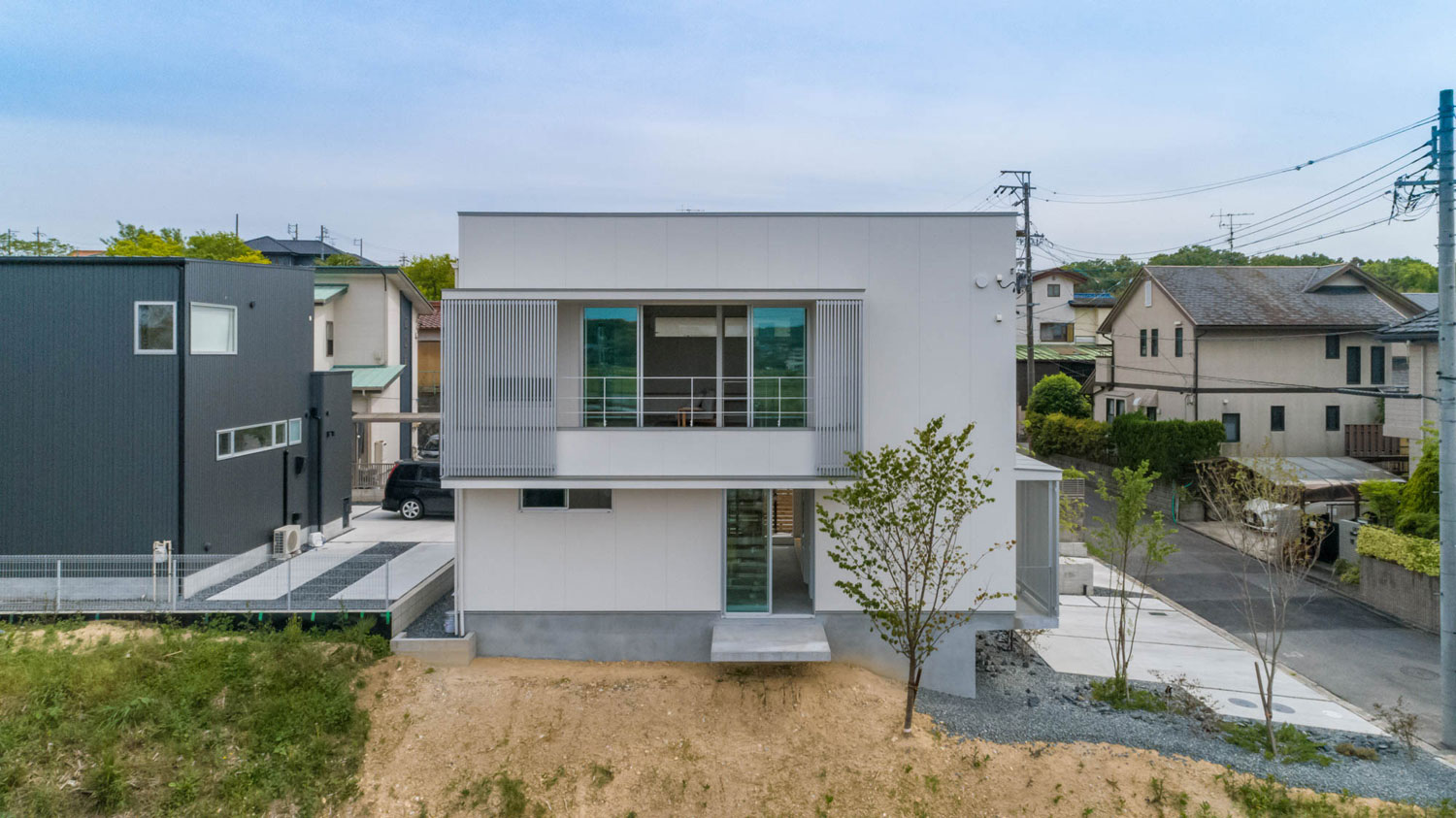 二階にバルコニーが設けられた白い外壁の住宅・フリーダムアーキテクツの事例 注文住宅・デザイン住宅建築実例_『CASE704 with a view』_外観