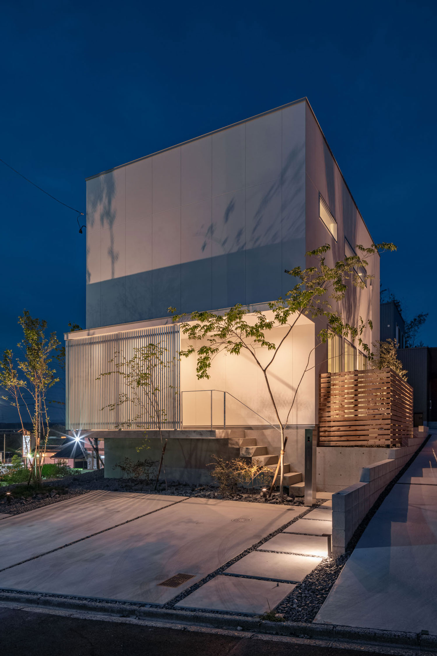 植栽や外観が屋外照明に照らされた住宅・フリーダムアーキテクツの事例 注文住宅・デザイン住宅建築実例_『CASE704 with a view』_外観