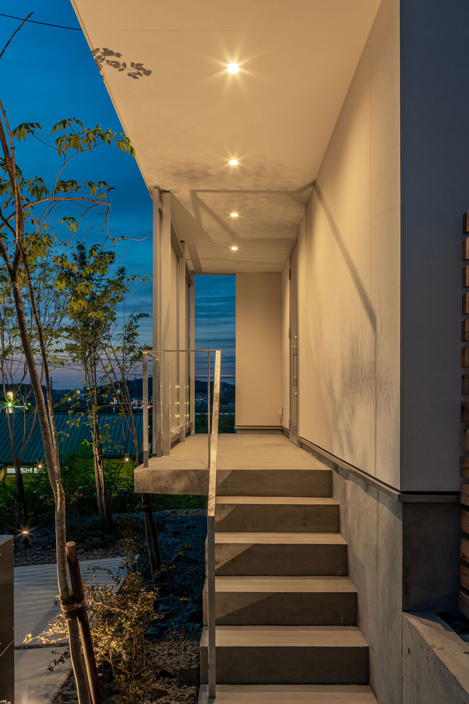 コンクリートの階段を上がった先にある玄関ポーチ・フリーダムアーキテクツの事例 注文住宅・デザイン住宅建築実例_『CASE704 with a view』_外観