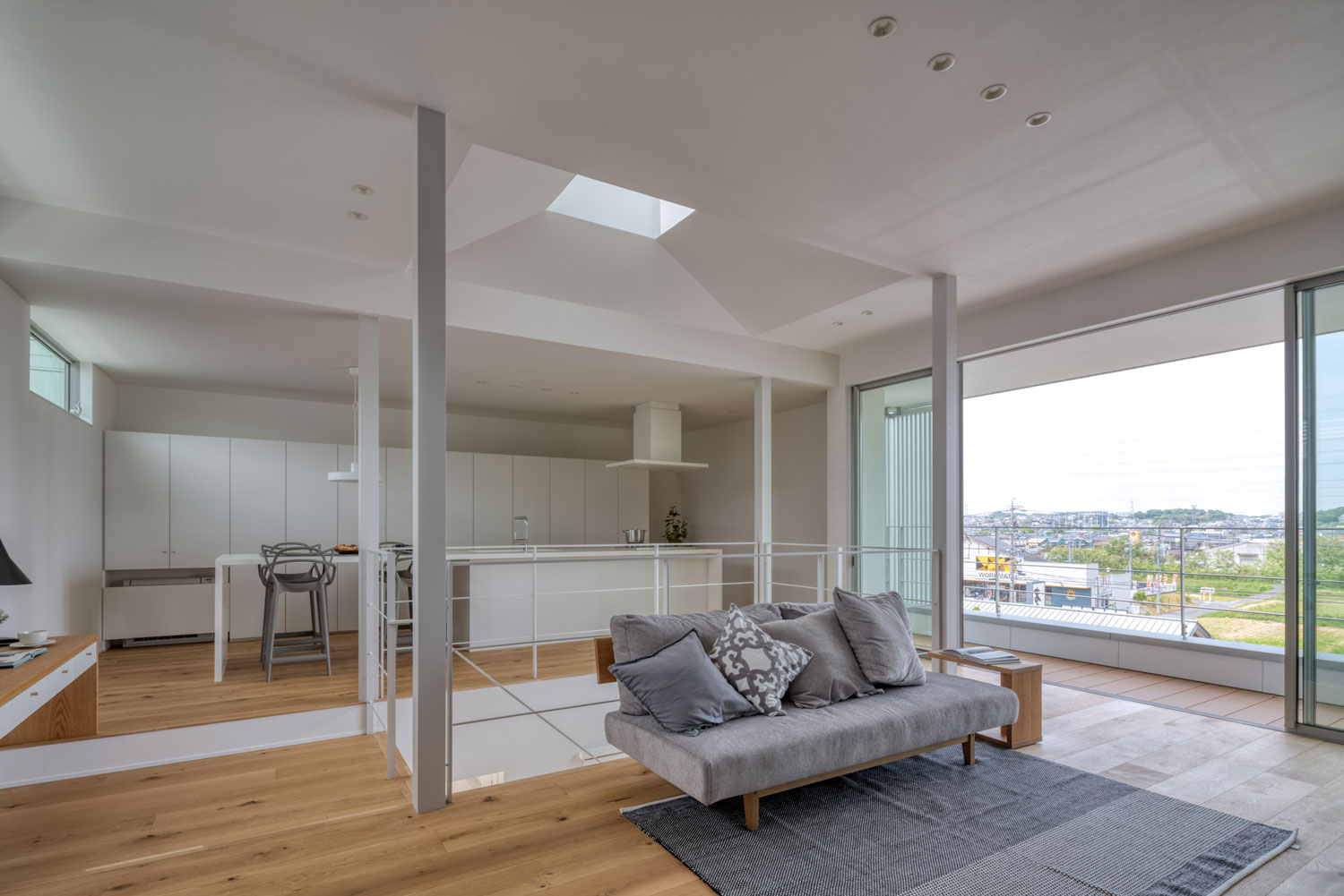 大きな口窓から景色が見える白を基調としたLDK・フリーダムアーキテクツの事例 注文住宅・デザイン住宅建築実例_『CASE704 with a view』_LDK