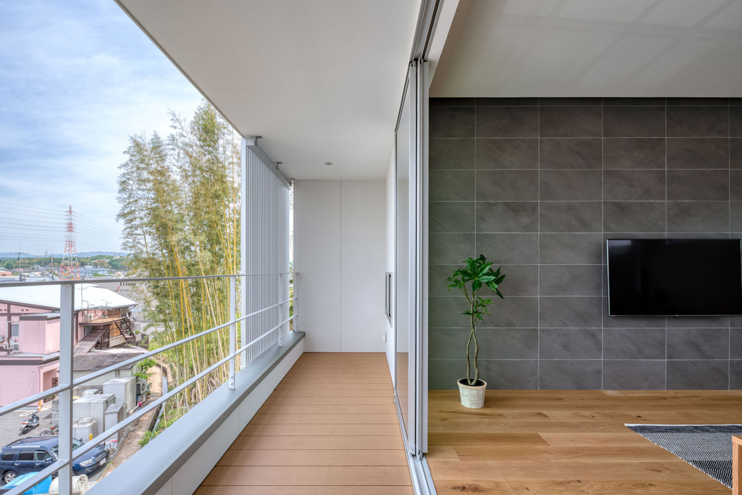 LDKとフラットに繋がるウッドデッキのバルコニー・フリーダムアーキテクツの事例 注文住宅・デザイン住宅建築実例_『CASE704 with a view』_テラス・バルコニー