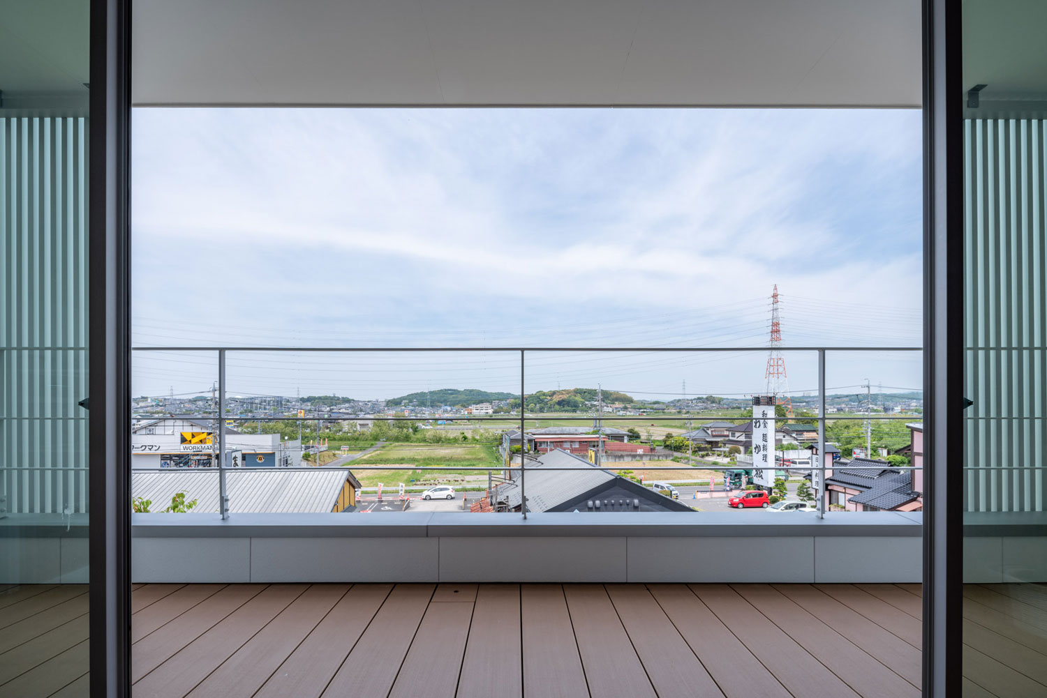 外の景色が一望でき、バルコニーと繋がる大開口窓・フリーダムアーキテクツの事例 注文住宅・デザイン住宅建築実例_『CASE704 with a view』_テラス・バルコニー