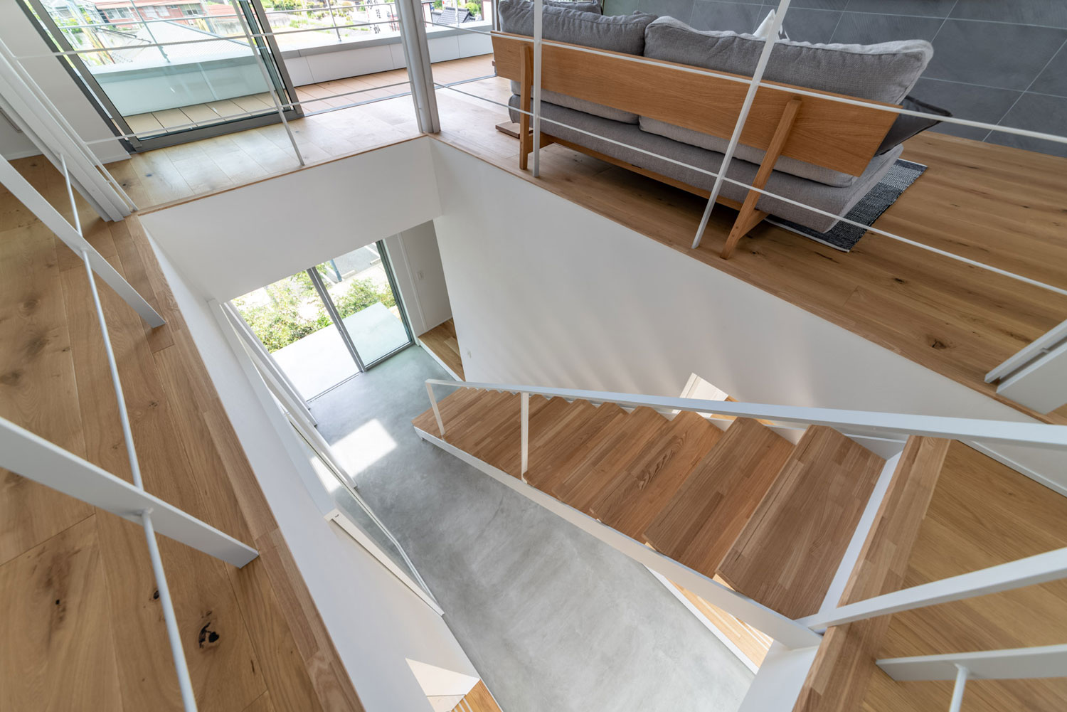 吹き抜けからスケルトン階段を見た様子・フリーダムアーキテクツの事例 注文住宅・デザイン住宅建築実例_『CASE704 with a view』_階段