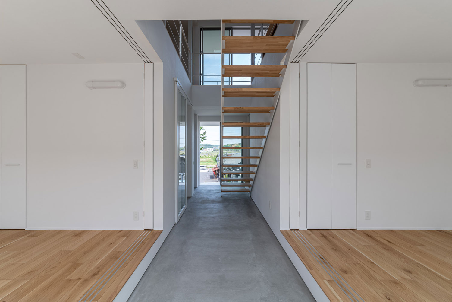 土間の廊下が部屋を仕切っている・フリーダムアーキテクツの事例 注文住宅・デザイン住宅建築実例_『CASE704 with a view』_玄関