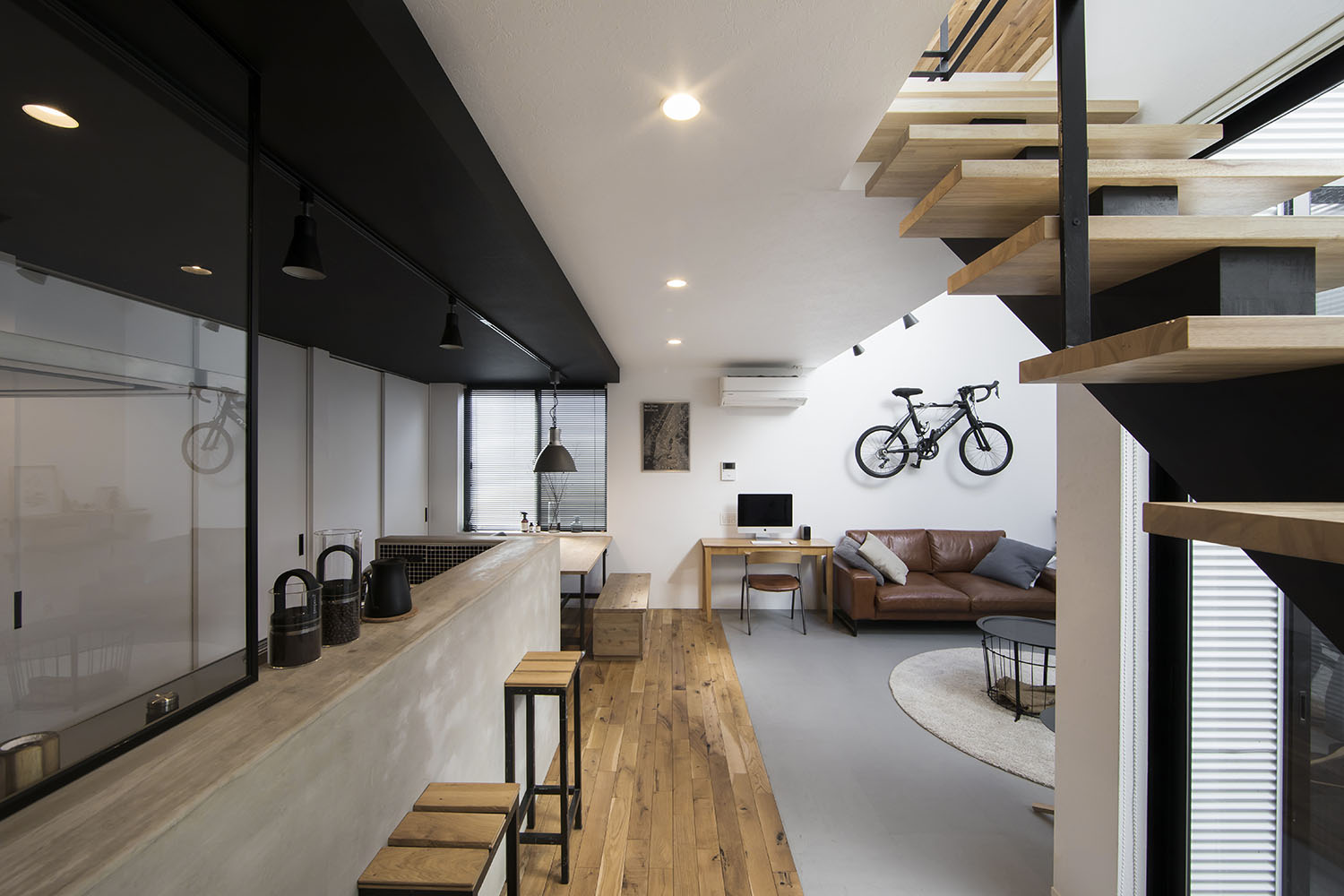 天井と床の色が、左右で異なっている部屋・フリーダムアーキテクツの事例 注文住宅・デザイン住宅建築実例_『CASE706 Re:load』_LDK