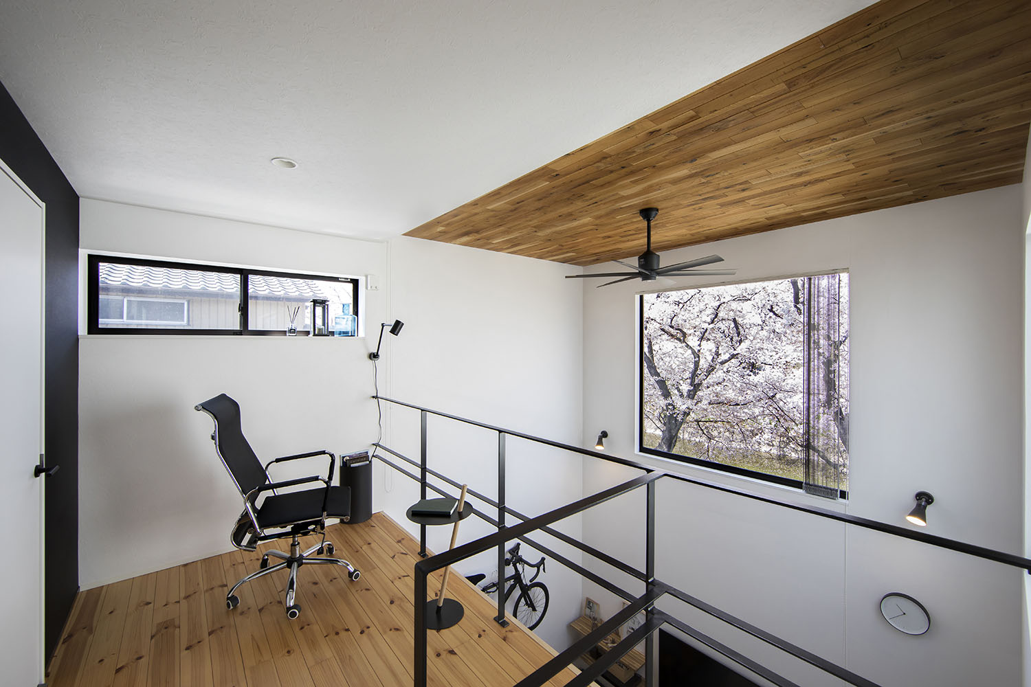 吹き抜けに面し、正面の窓から桜を見ることが出来るスペース・フリーダムアーキテクツの事例 注文住宅・デザイン住宅建築実例_『CASE706 Re:load』_廊下