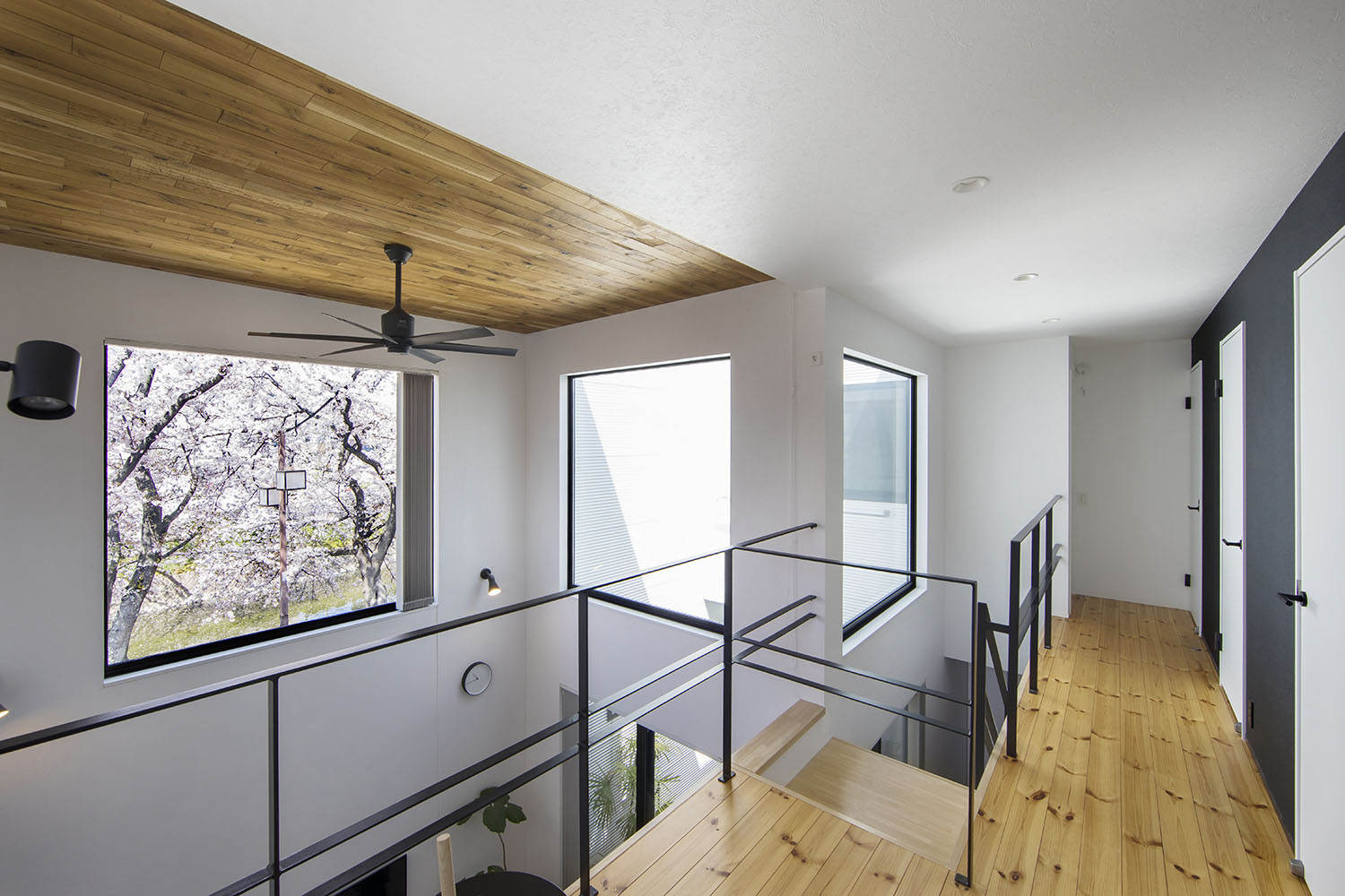 吹き抜けにある窓から桜が見える廊下の様子・フリーダムアーキテクツの事例 注文住宅・デザイン住宅建築実例_『CASE706 Re:load』_廊下