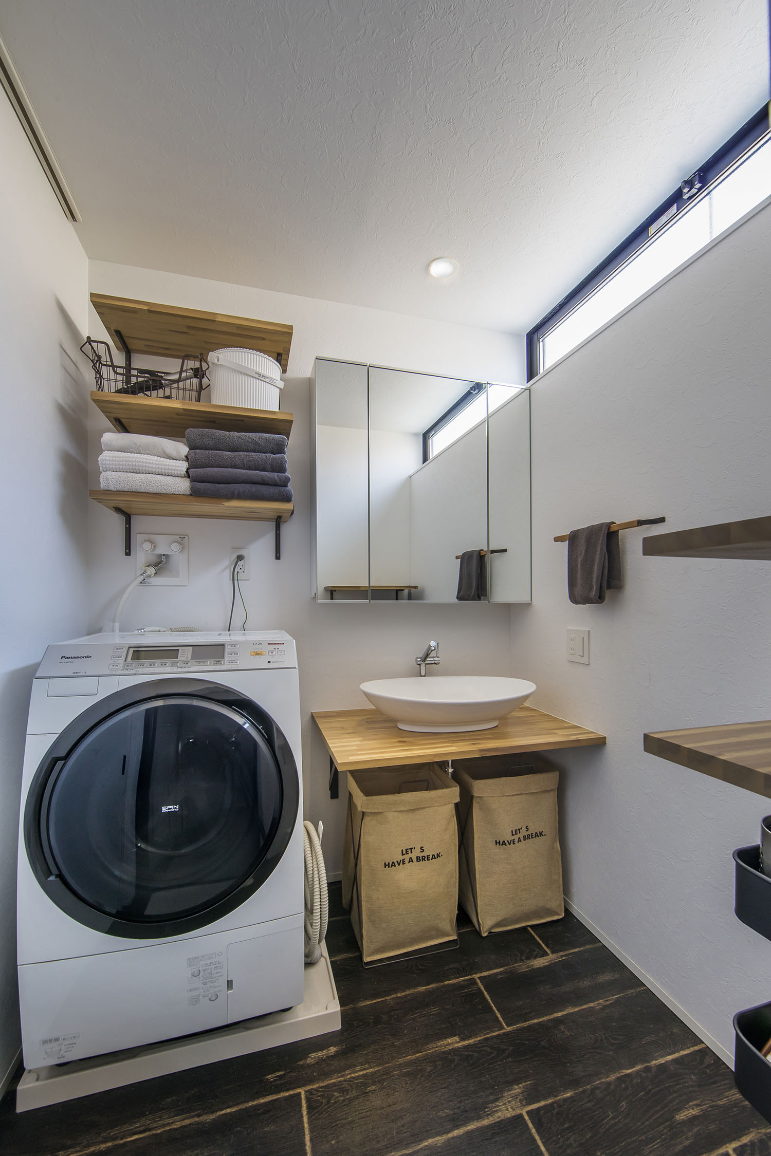 天井付近のスリット窓から光が入る洗面所・フリーダムアーキテクツの事例 注文住宅・デザイン住宅建築実例_『CASE706 Re:load』_浴室・洗面所