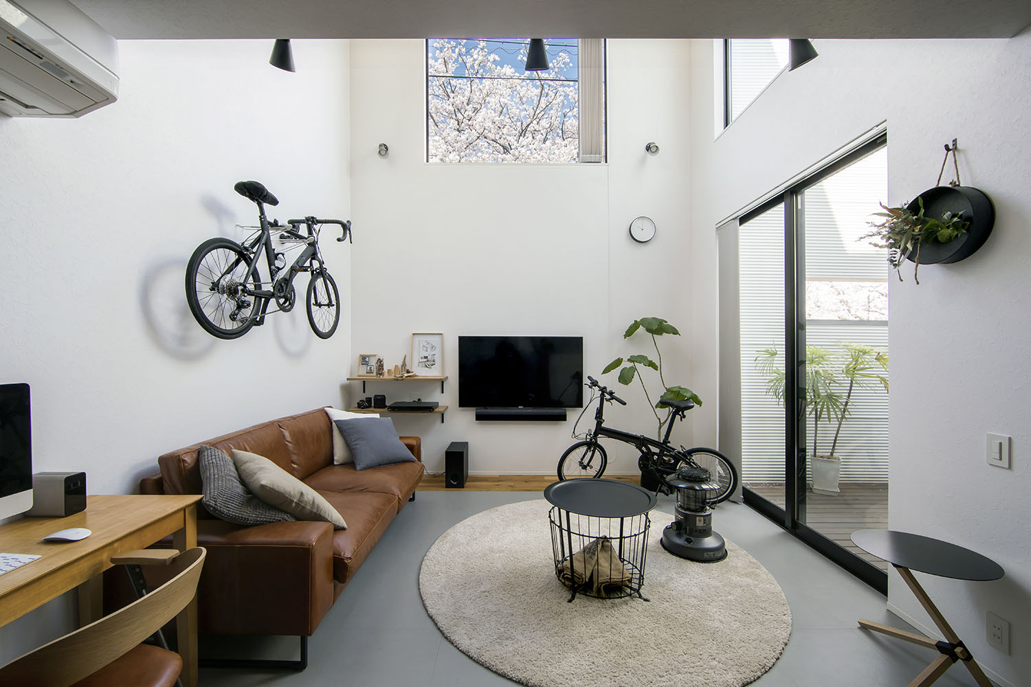 壁に自転車が掛けられた、吹き抜けのあるLDK・フリーダムアーキテクツの事例 注文住宅・デザイン住宅建築実例_『CASE706 Re:load』_LDK