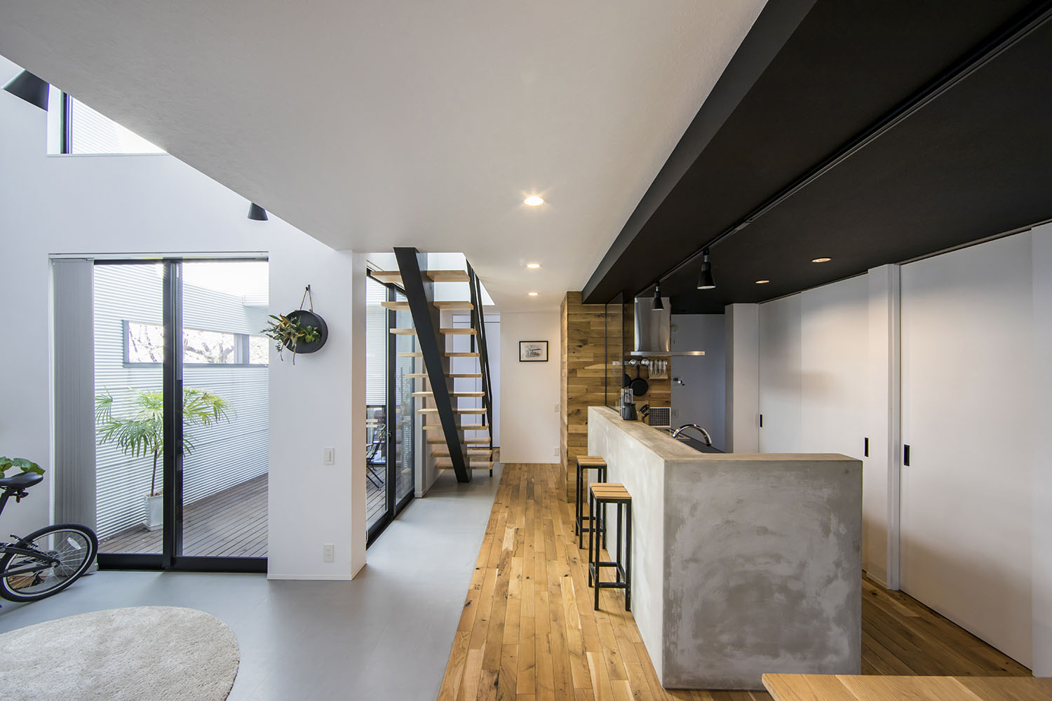 LDKが木材を多く使った部分と、グレーを基調とした部分に分かれている様子・フリーダムアーキテクツの事例 注文住宅・デザイン住宅建築実例_『CASE706 Re:load』_LDK