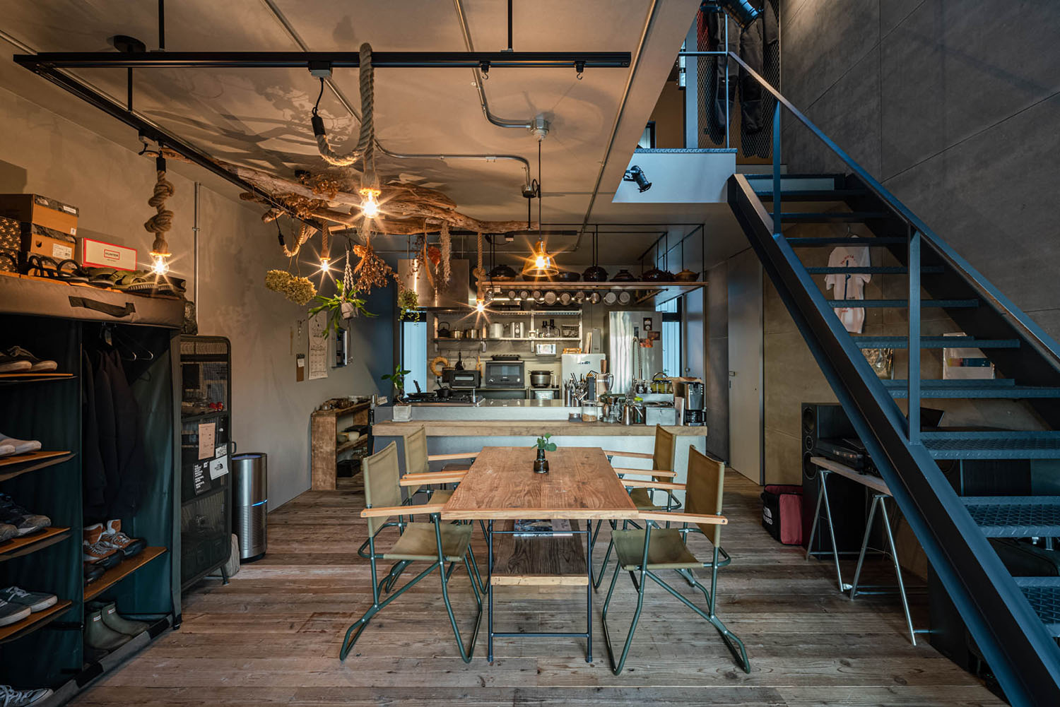 装飾を施した間接照明に照らされるLDK・フリーダムアーキテクツの事例 注文住宅・デザイン住宅建築実例_『CASE707 IGNIS』_LDK