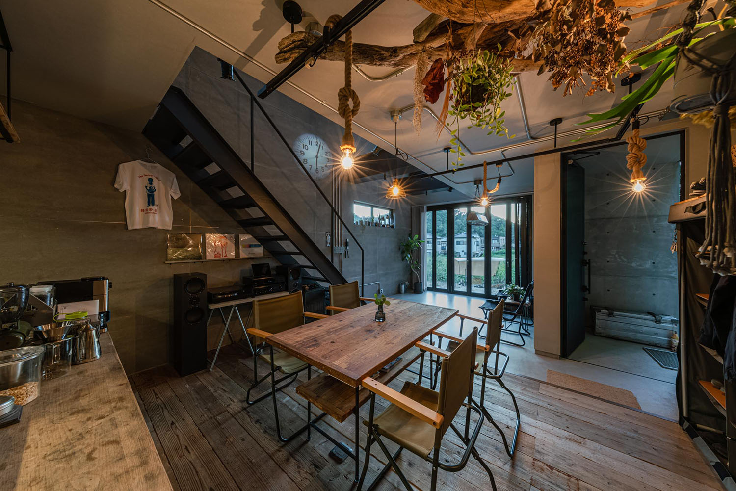 広い土間の玄関とLDKが繋がっている・フリーダムアーキテクツの事例 注文住宅・デザイン住宅建築実例_『CASE707 IGNIS』_LDK