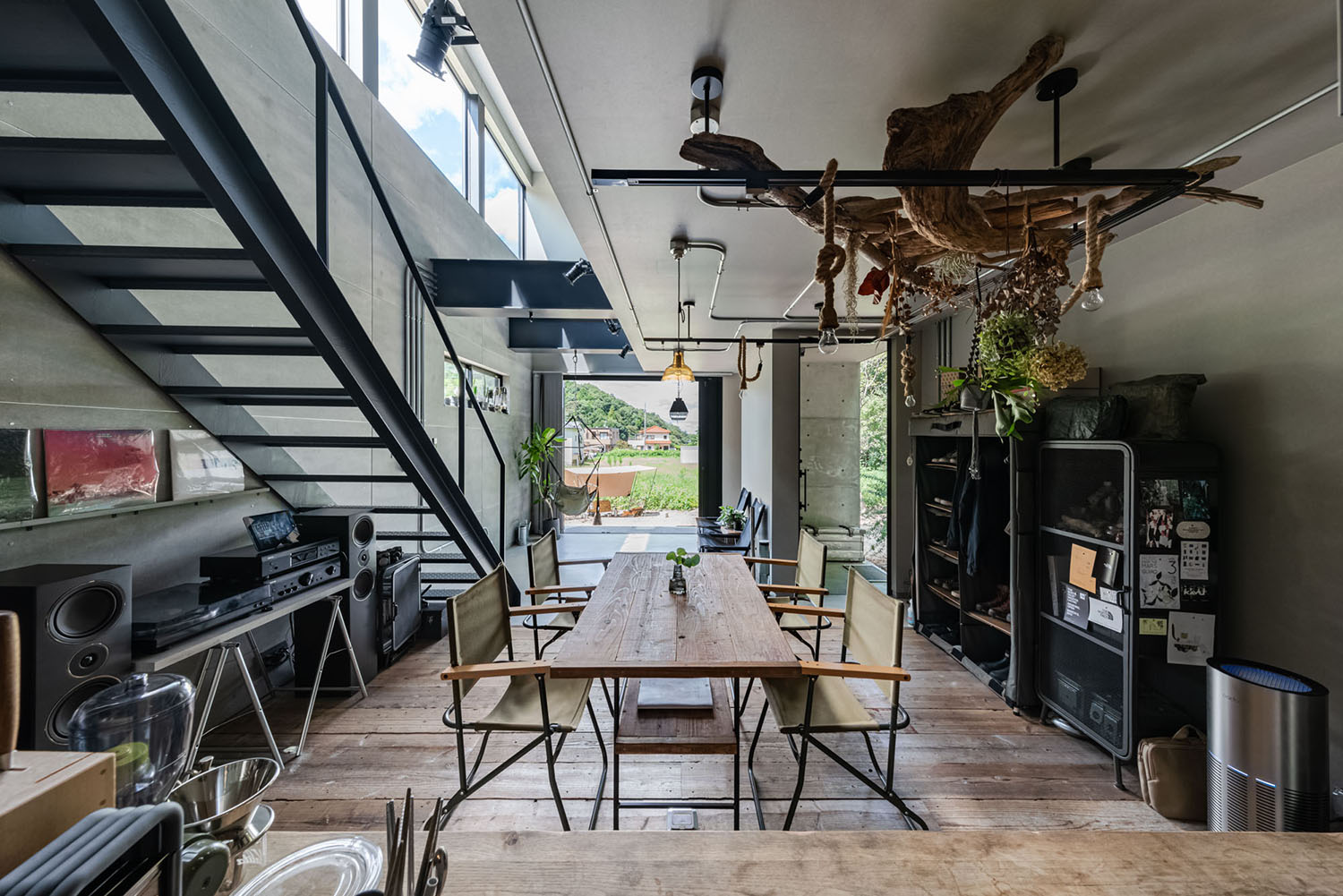 正面に大きな窓があり、木材を多く使った吹き抜けの部屋・フリーダムアーキテクツの事例 注文住宅・デザイン住宅建築実例_『CASE707 IGNIS』_LDK