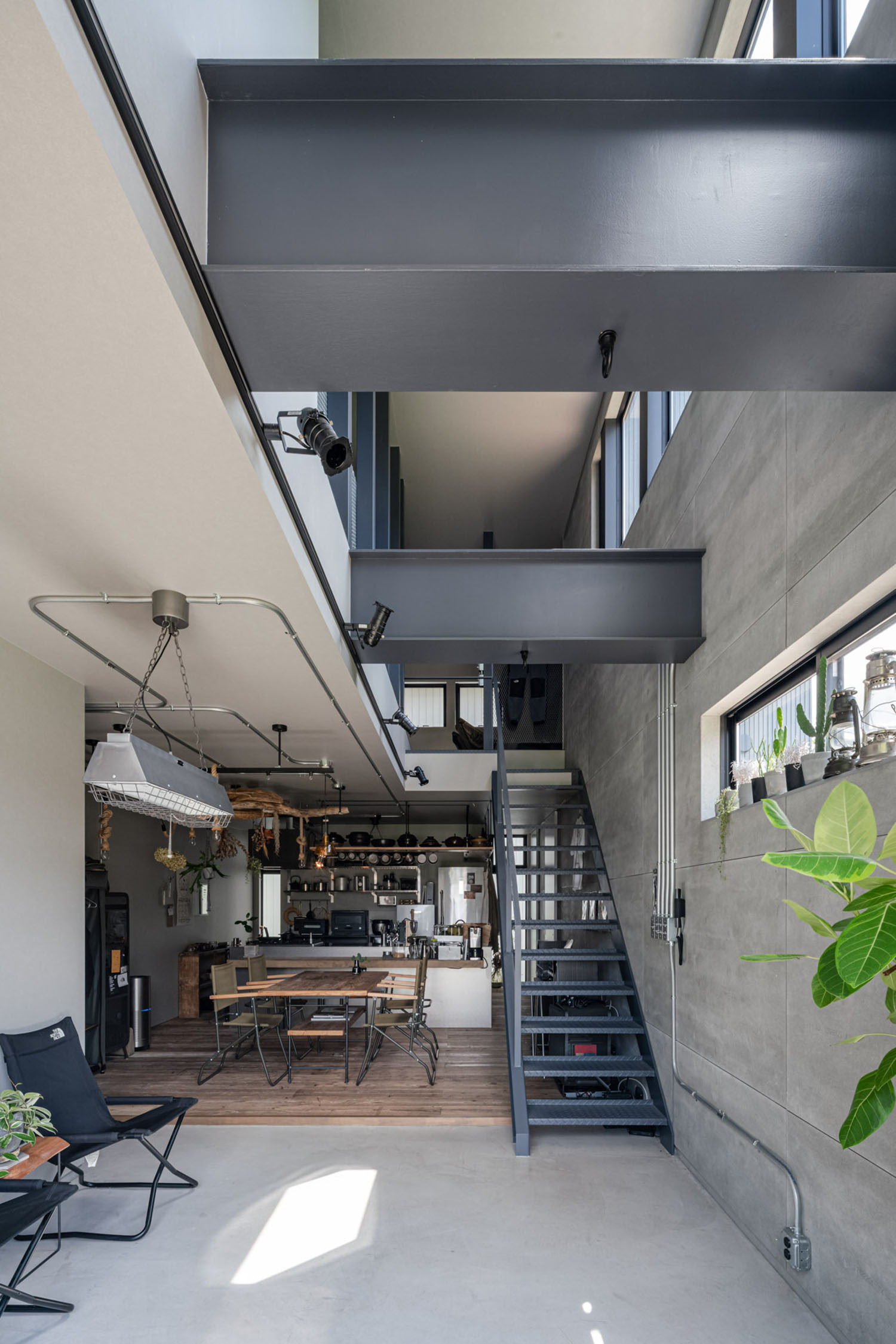 吹き抜けになった土間にあるスケルトン階段・フリーダムアーキテクツの事例 注文住宅・デザイン住宅建築実例_『CASE707 IGNIS』_玄関