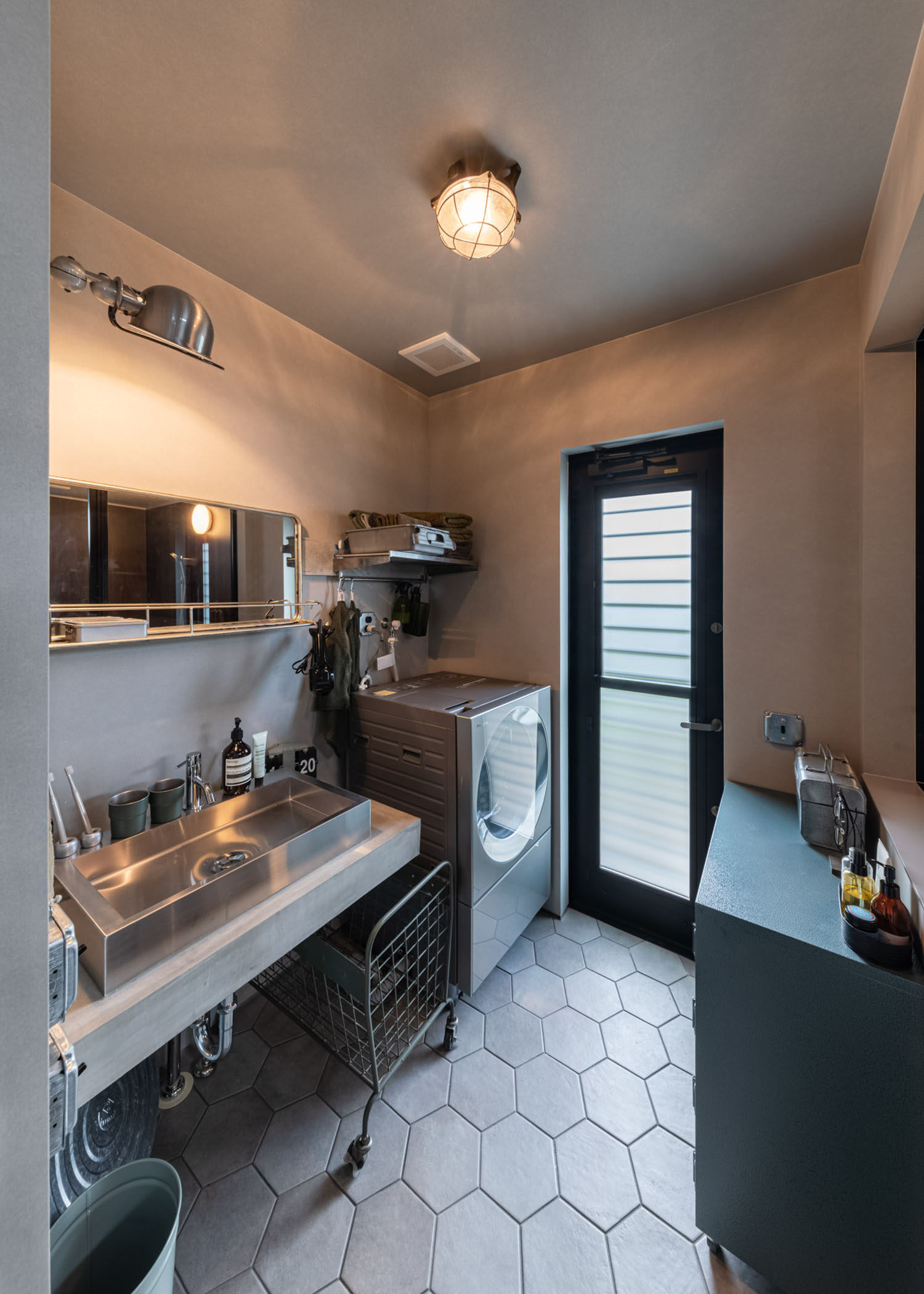 ステンレスの洗面ボウルがある洗面所・フリーダムアーキテクツの事例 注文住宅・デザイン住宅建築実例_『CASE707 IGNIS』_浴室・洗面所