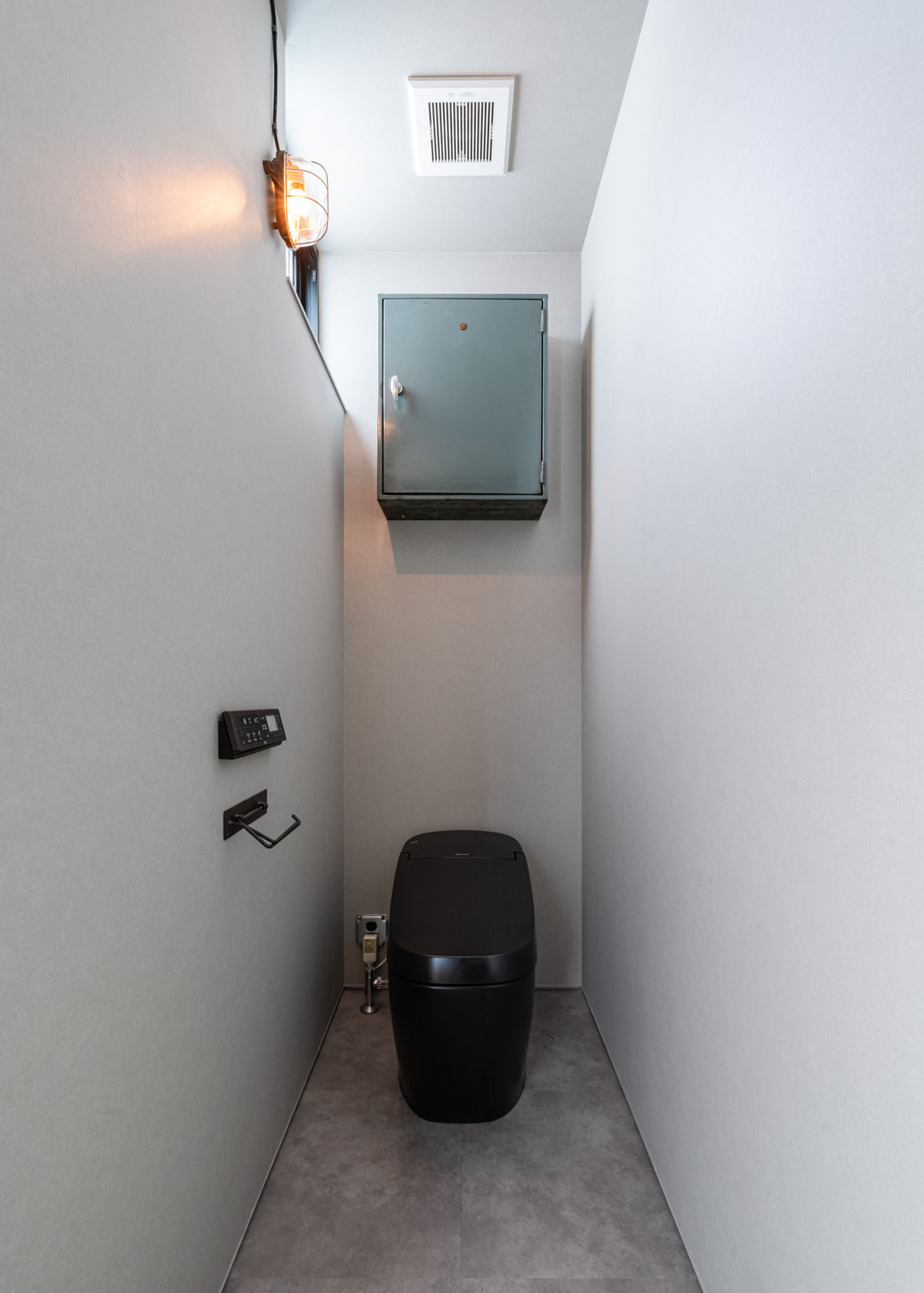 黒のタンクレストイレ・フリーダムアーキテクツの事例 注文住宅・デザイン住宅建築実例_『CASE707 IGNIS』_トイレ