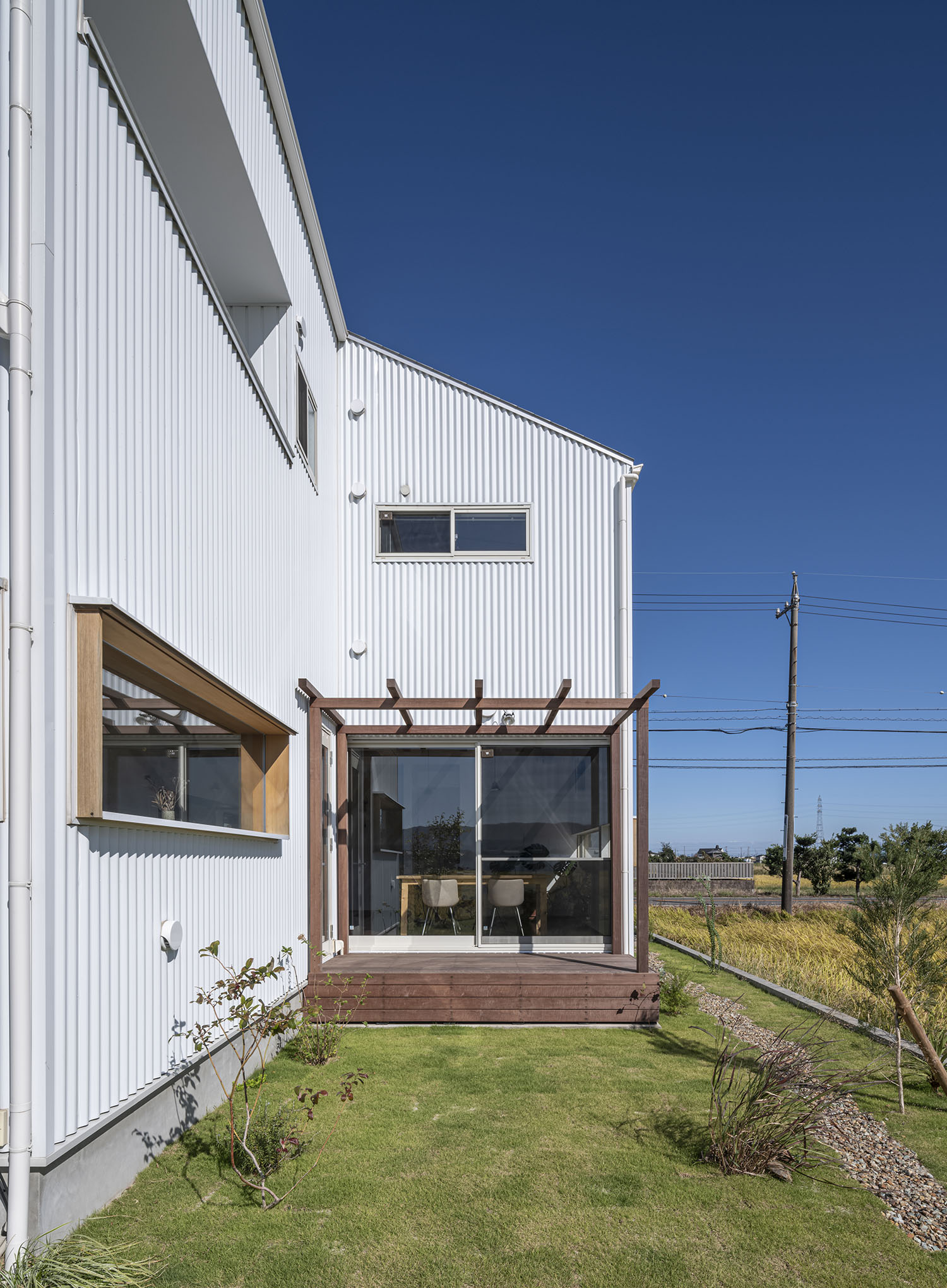 芝生の庭と室内を繋ぐウッドデッキのテラス・フリーダムアーキテクツの事例 注文住宅・デザイン住宅建築実例_『CASE708 光と影のいえ』_外観