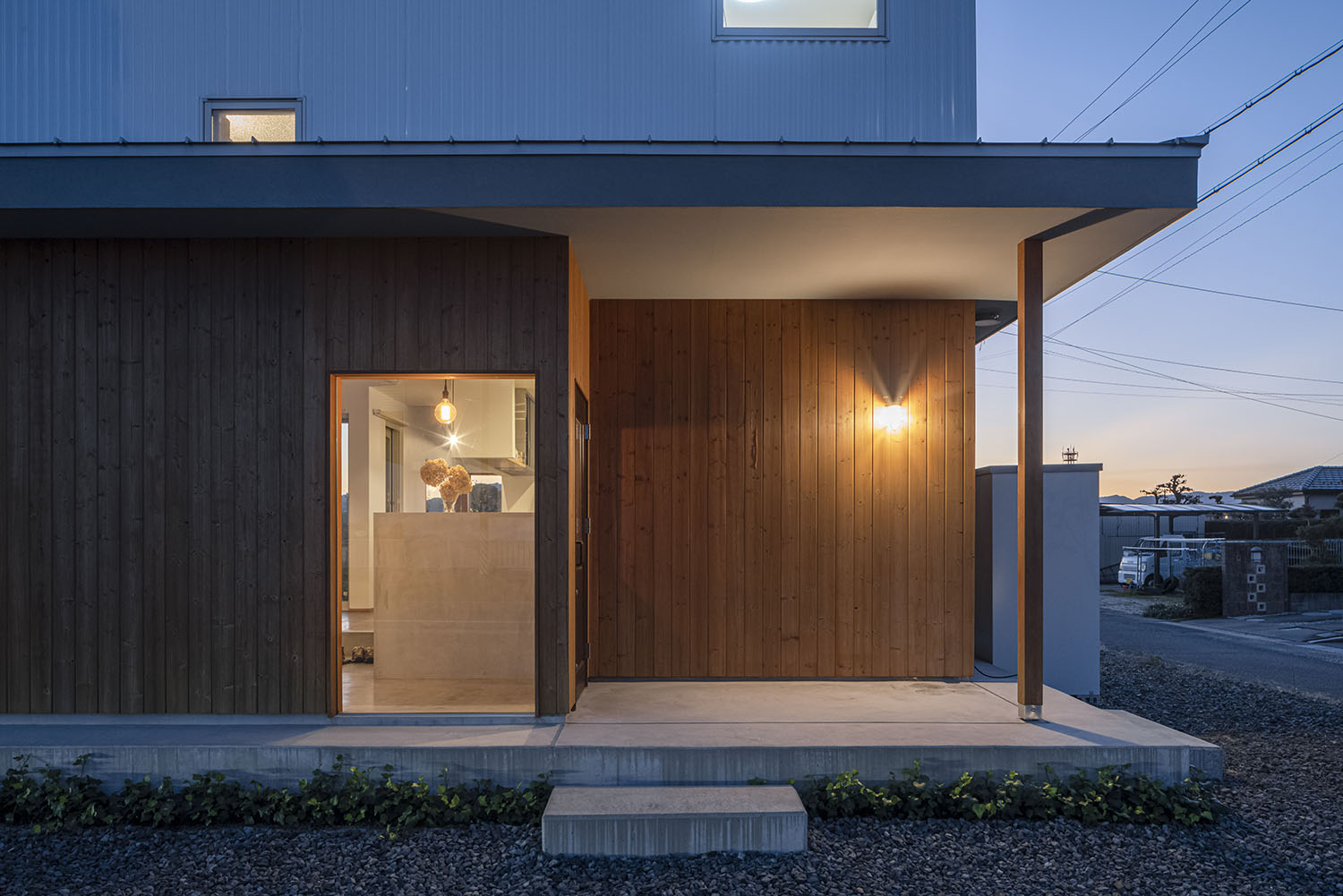 照明に照らされた玄関ポーチ・フリーダムアーキテクツの事例 注文住宅・デザイン住宅建築実例_『CASE708 光と影のいえ』_外観