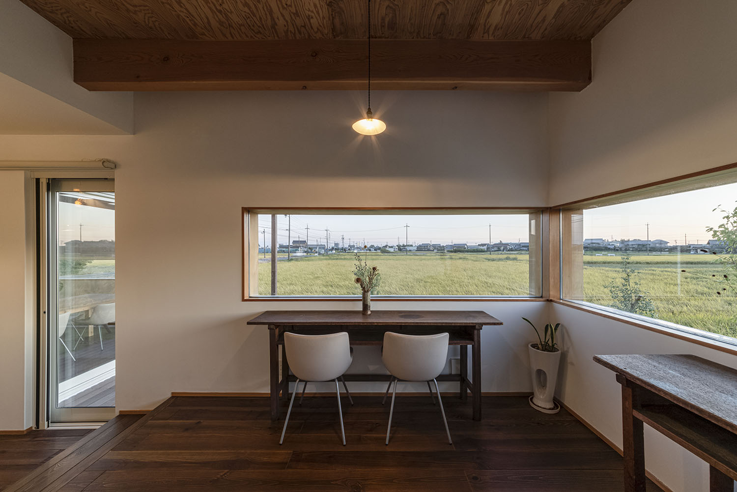 間接照明によって明るくなりすぎず照らされる部屋・フリーダムアーキテクツの事例 注文住宅・デザイン住宅建築実例_『CASE708 光と影のいえ』_LDK