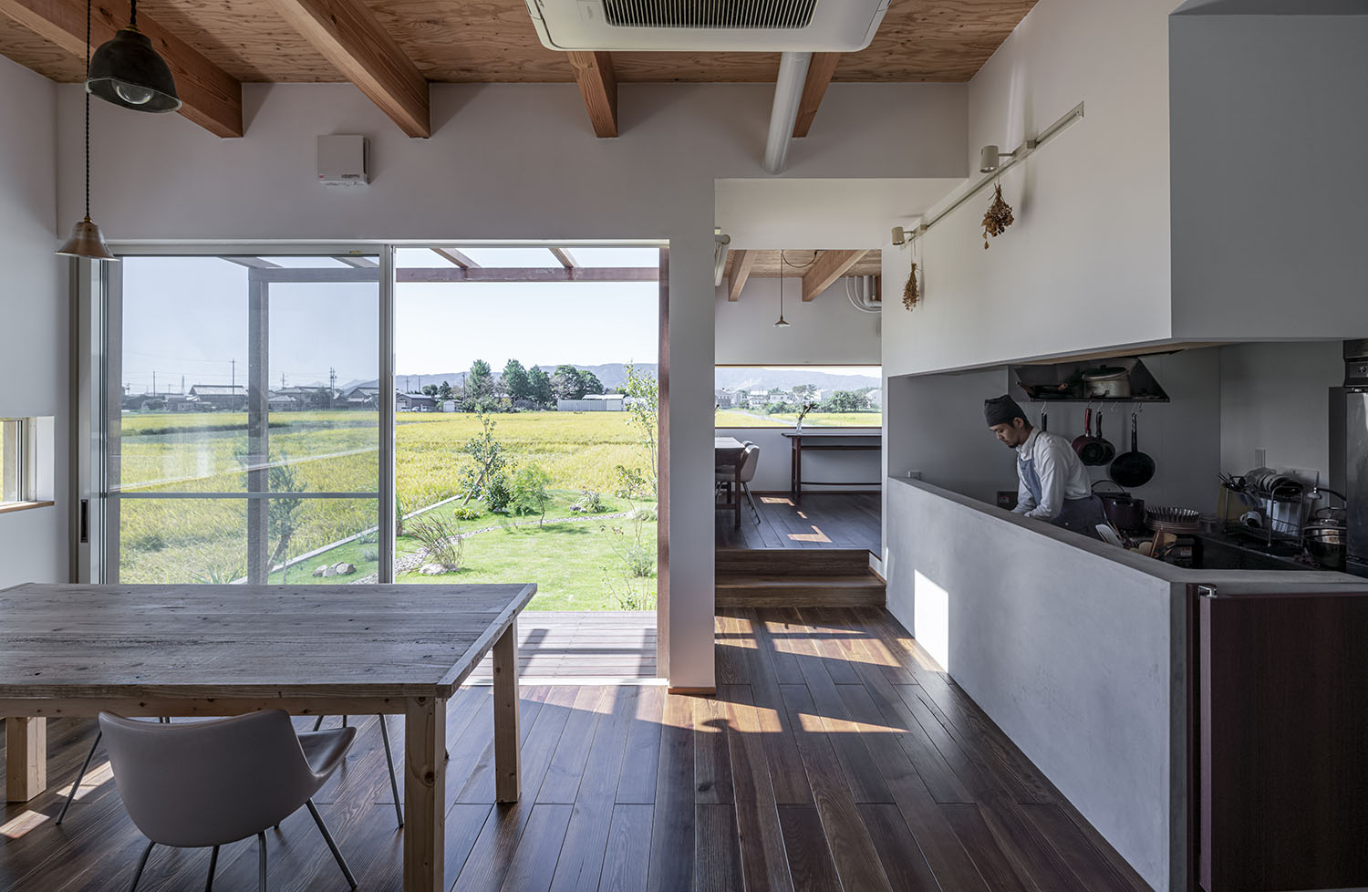 大開口窓から外の景色が見える、木材を使った部屋・フリーダムアーキテクツの事例 注文住宅・デザイン住宅建築実例_『CASE708 光と影のいえ』_LDK