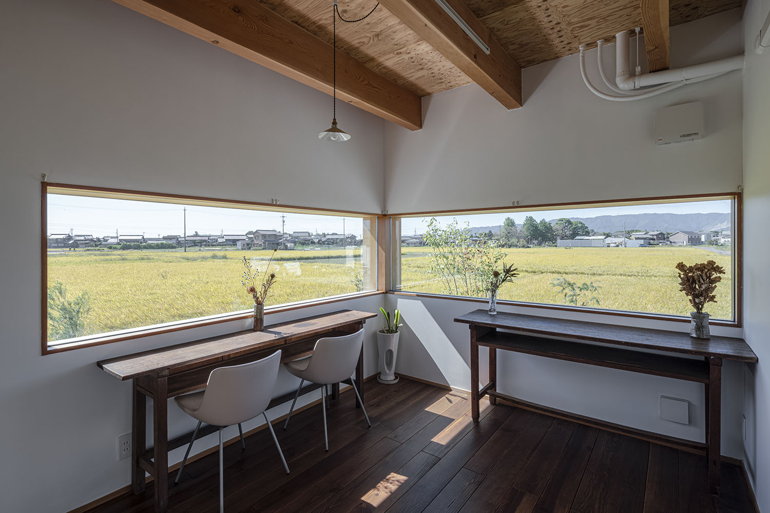 梁見せ天井の部屋・フリーダムアーキテクツの事例 注文住宅・デザイン住宅建築実例_『CASE708 光と影のいえ』_LDK