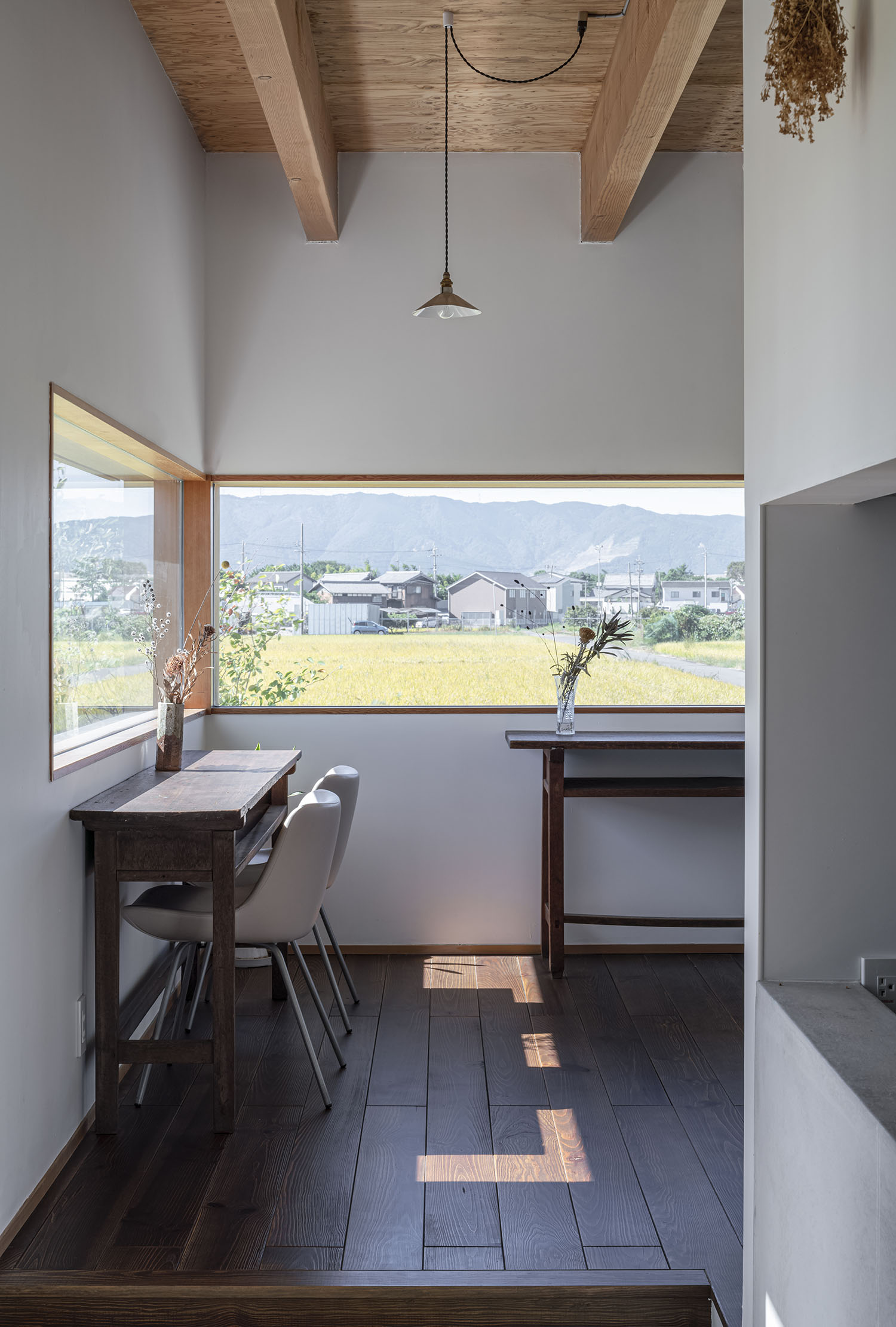 コーナー窓を取り入れた梁見せ天井の部屋・フリーダムアーキテクツの事例 注文住宅・デザイン住宅建築実例_『CASE708 光と影のいえ』_LDK