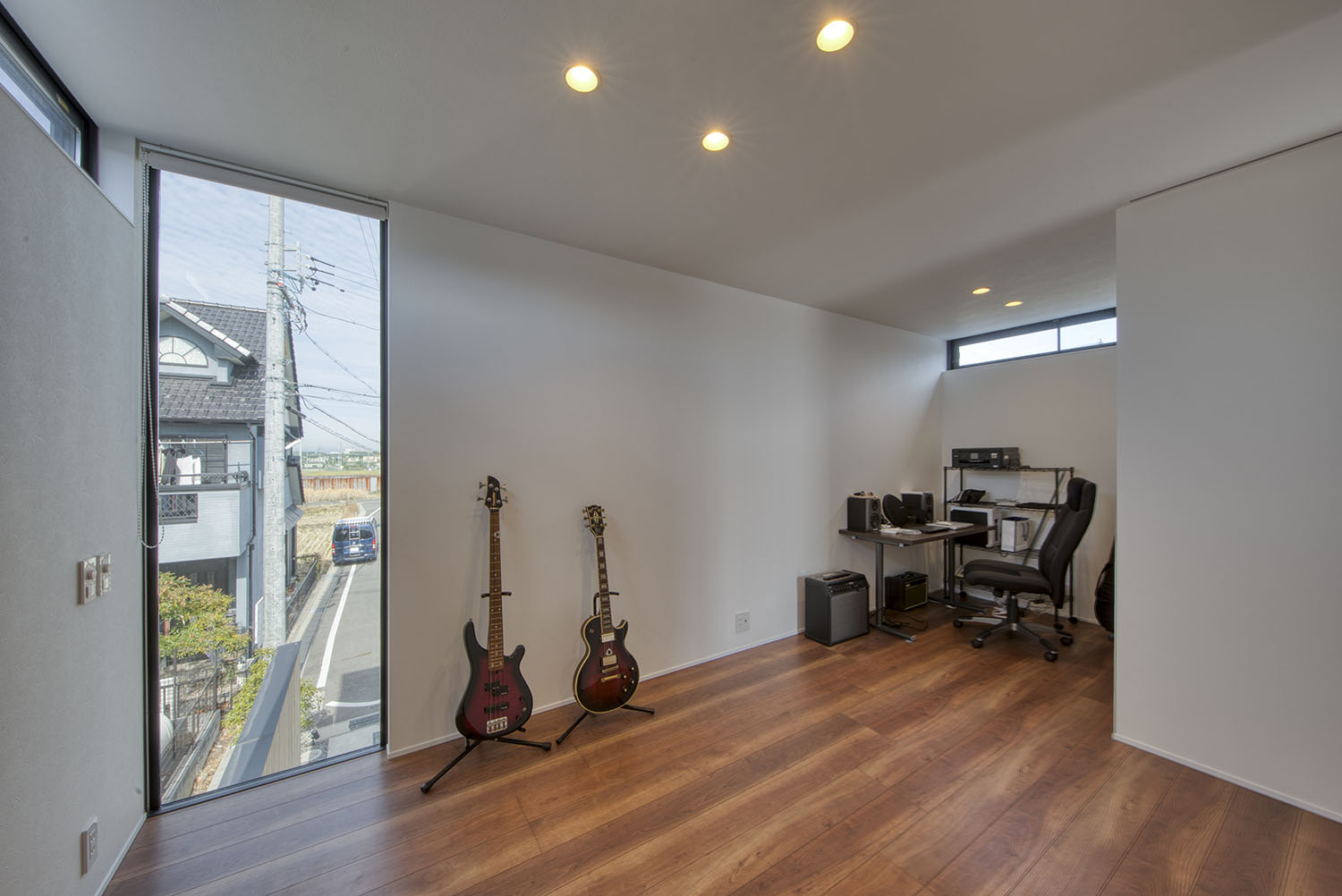 開放的なFIX窓が取り付けられた、ギターのある部屋・フリーダムアーキテクツの事例 注文住宅・デザイン住宅建築実例_『CASE709 sumika』_書斎