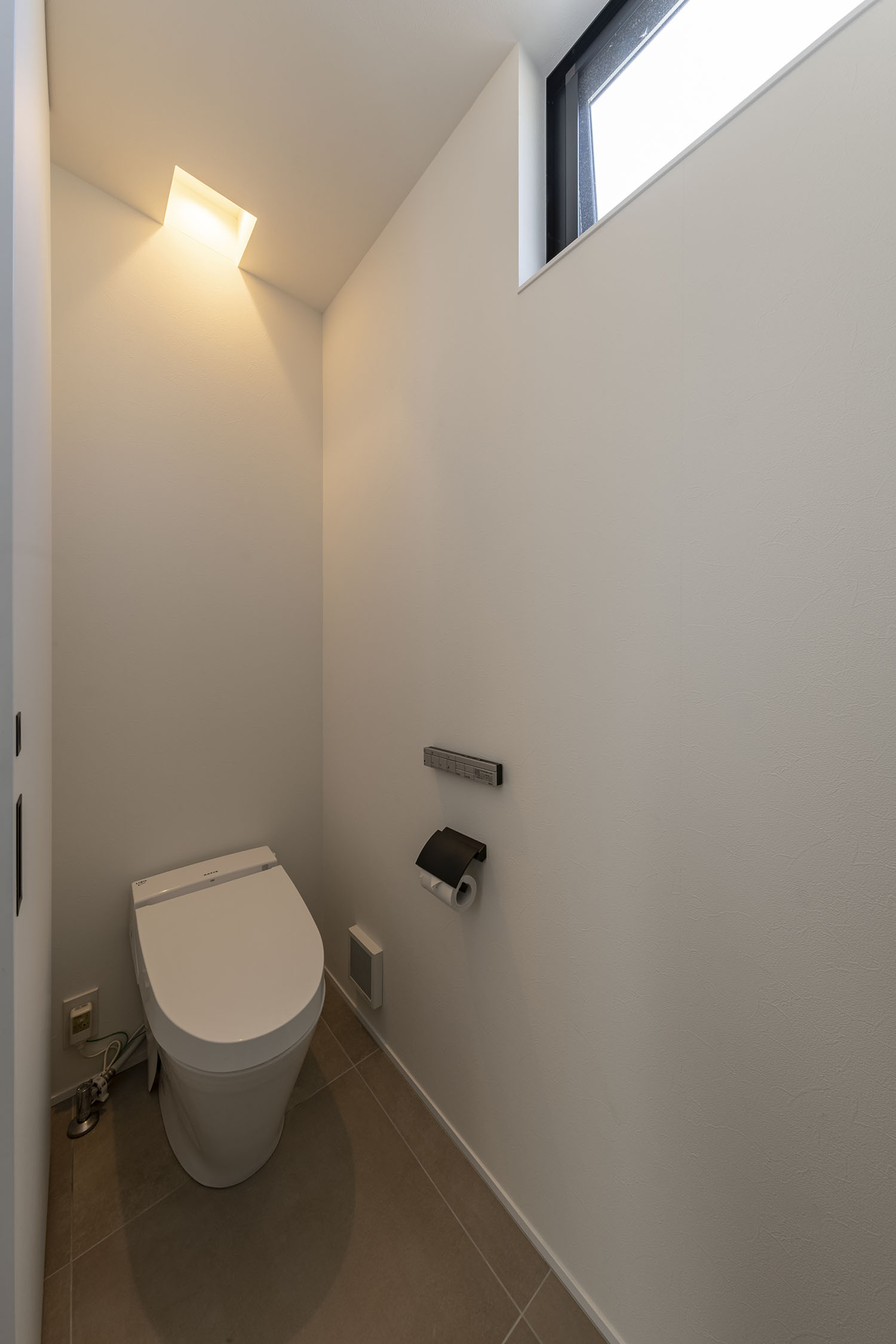 白をきちょうとした空間のトイレ・フリーダムアーキテクツの事例 注文住宅・デザイン住宅建築実例_『CASE709 sumika』_トイレ