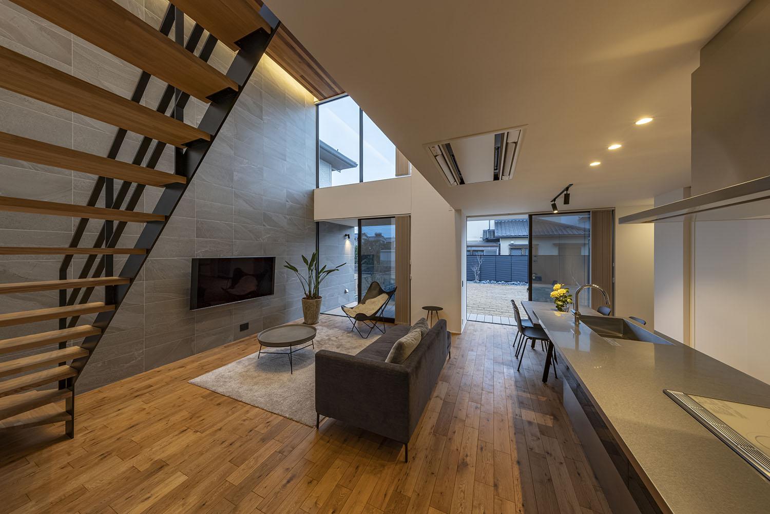 間接照明とダウンライトに照らされたLDK・フリーダムアーキテクツの事例 注文住宅・デザイン住宅建築実例_『CASE709 sumika』_LDK