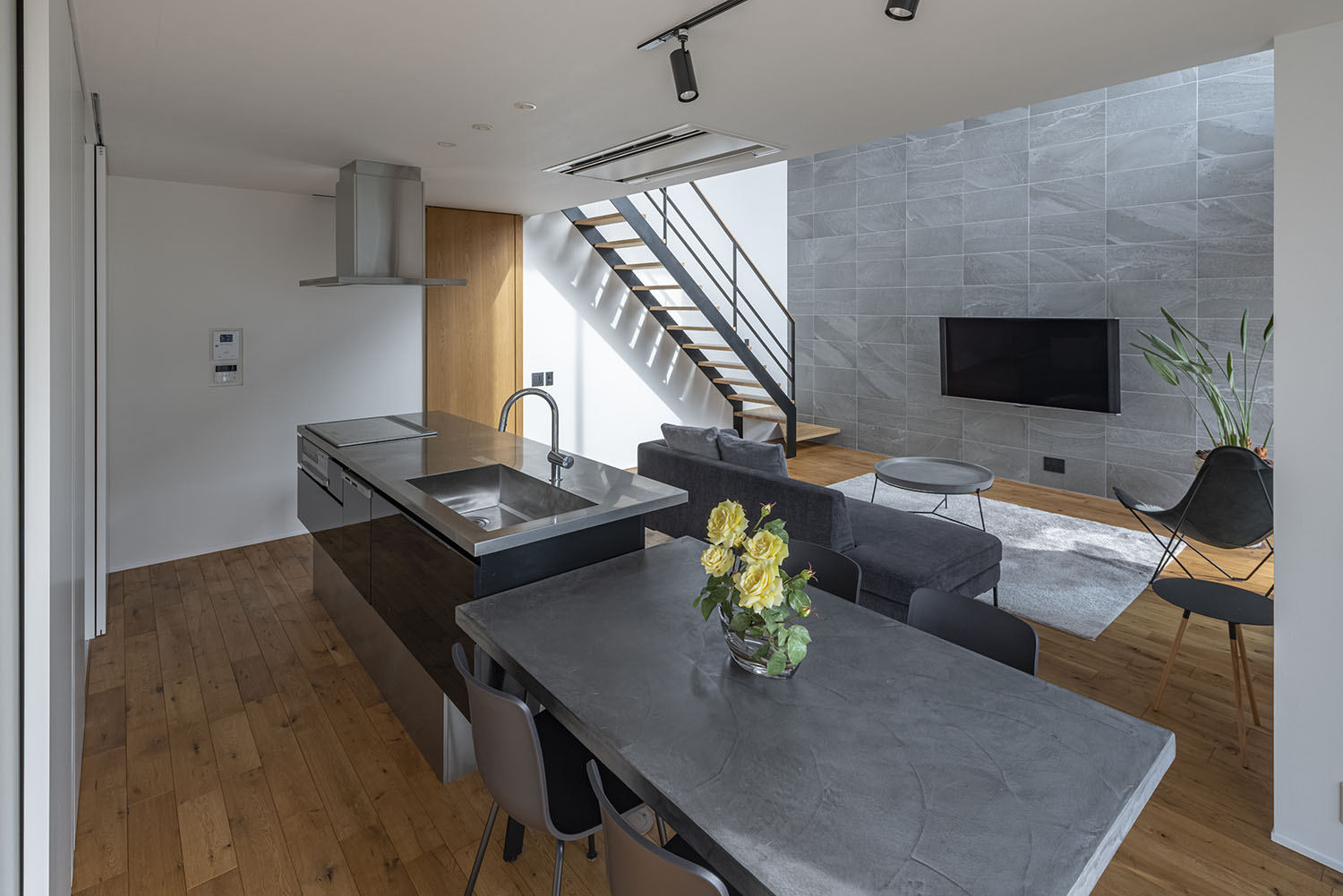 アイランドキッチンと横並びになったダイニング・フリーダムアーキテクツの事例 注文住宅・デザイン住宅建築実例_『CASE709 sumika』_LDK